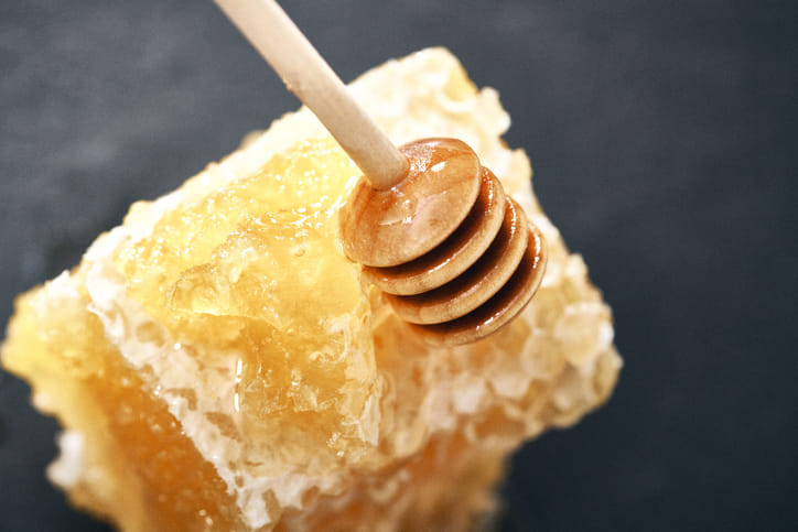 നിരവധി ആരോ​ഗ്യ​ഗുണങ്ങളുള്ള തേൻ മിക്ക വീടുകളിലും കാണപ്പെടുന്ന ഒന്നാണ്. പ്രകൃതിദത്തമായ ലഭിച്ച തേനാണെങ്കിൽ കേടാകാതെ വർഷങ്ങളോളം സൂക്ഷിക്കാനാകും. എന്നാൽ സൂക്ഷിക്കുന്ന രീതി തെറ്റാണെങ്കിൽ പെട്ടെന്ന് കേടാകുകയും ചെയ്യും. അത്തരത്തിൽ മിക്കവരും ചോദിക്കുന്ന കാര്യമാണ് തേൻ ഫ്രിഡ്ജിൽ വയ്ക്കണോ എന്നത്. (Image Credits: Getty Images)
