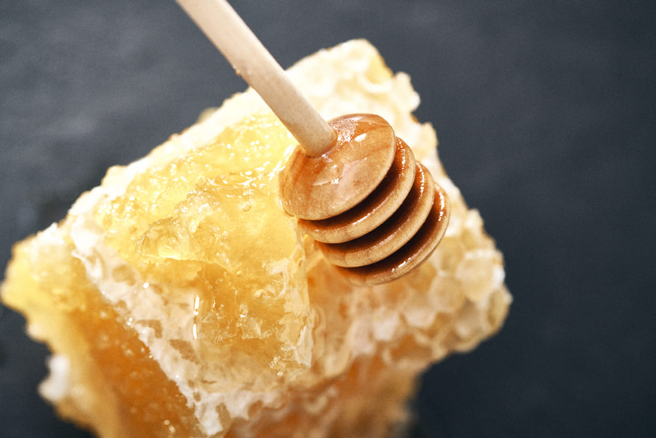 നിരവധി ആരോഗ്യഗുണങ്ങളുള്ള തേൻ മിക്ക വീടുകളിലും കാണപ്പെടുന്ന ഒന്നാണ്. പ്രകൃതിദത്തമായ ലഭിച്ച തേനാണെങ്കിൽ കേടാകാതെ വർഷങ്ങളോളം സൂക്ഷിക്കാനാകും. എന്നാൽ സൂക്ഷിക്കുന്ന രീതി തെറ്റാണെങ്കിൽ പെട്ടെന്ന് കേടാകുകയും ചെയ്യും. അത്തരത്തിൽ മിക്കവരും ചോദിക്കുന്ന കാര്യമാണ് തേൻ ഫ്രിഡ്ജിൽ വയ്ക്കണോ എന്നത്. (Image Credits: Getty Images)