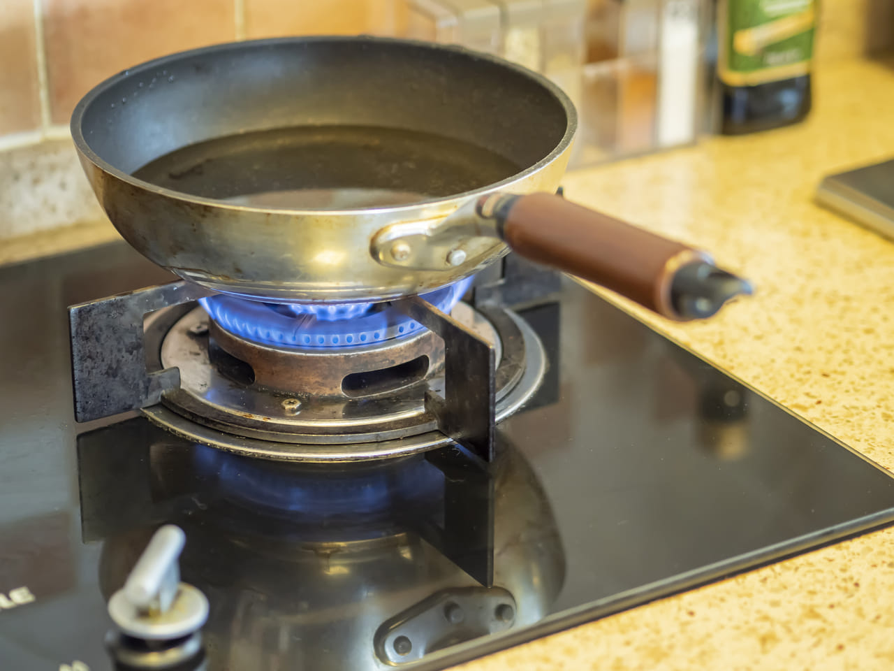 എൽപിജി സിലിണ്ടറുകളുടെ ക്ഷാമം രാജ്യത്തുടനീളം അതിരൂക്ഷമായി ബാധിച്ചിരിക്കുകയാണ്. മിക്ക സ്ഥലങ്ങളിലെയും ഹോട്ടലുകളും റെസ്റ്റോറന്റുകളും കോളേജ് ഹോസ്റ്റലുകളും എല്ലാം ഇതിനോടകം അടച്ചിട്ടിരിക്കുകയാണ്. ഭക്ഷണശാലകളിൽ  ഗ്യാസ് കൂടുതൽ ഉപയോഗിക്കുന്ന വിഭവങ്ങൾ വെട്ടിക്കുറച്ചാണ് വില്പന നടക്കുന്നത്. പാചക വാതക വില കൂടിയതും, ലഭ്യതകുറവും വീട്ടമ്മമാരെയും ആശങ്കയിലാഴ്ത്തിയിട്ടുണ്ട്. ​(Image Credits: Getty Images) 
