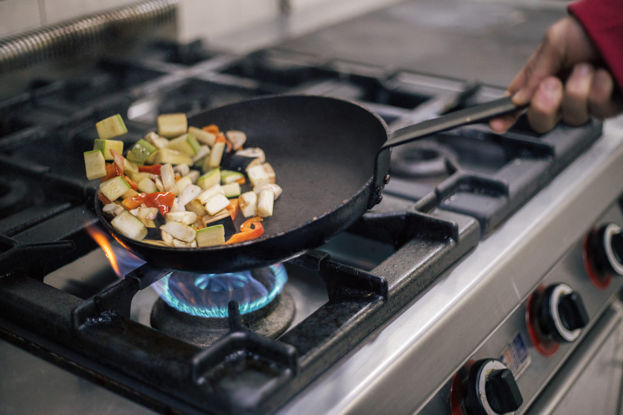 ഫ്രിഡ്ജിൽ വച്ചിരിക്കുന്ന പാൽ, പച്ചക്കറികൾ, ബാക്കിയായ ഭക്ഷണങ്ങൾ എന്നിവ പുറത്തെടുത്ത ഉടൻ ചൂടാക്കാൻ നിക്കരുത്. കുറച്ച് സമയം പുറത്തെടുത്ത് വച്ചിട്ട് ചൂടാക്കുക. പച്ചക്കറികളോ മറ്റോ വേവിക്കാൻ വേണ്ടി ആവശ്യത്തിന് മാത്രം വെള്ളം ഉപയോഗിക്കുക. പയർ വർഗ്ഗങ്ങളും അരിയും പാചകം ചെയ്യുന്നതിന് അരമണിക്കൂർ മുൻപ് വെള്ളത്തിൽ കുതിർത്തു വെച്ചാൽ വേഗത്തിൽ വേവിച്ചെടുക്കാം.
