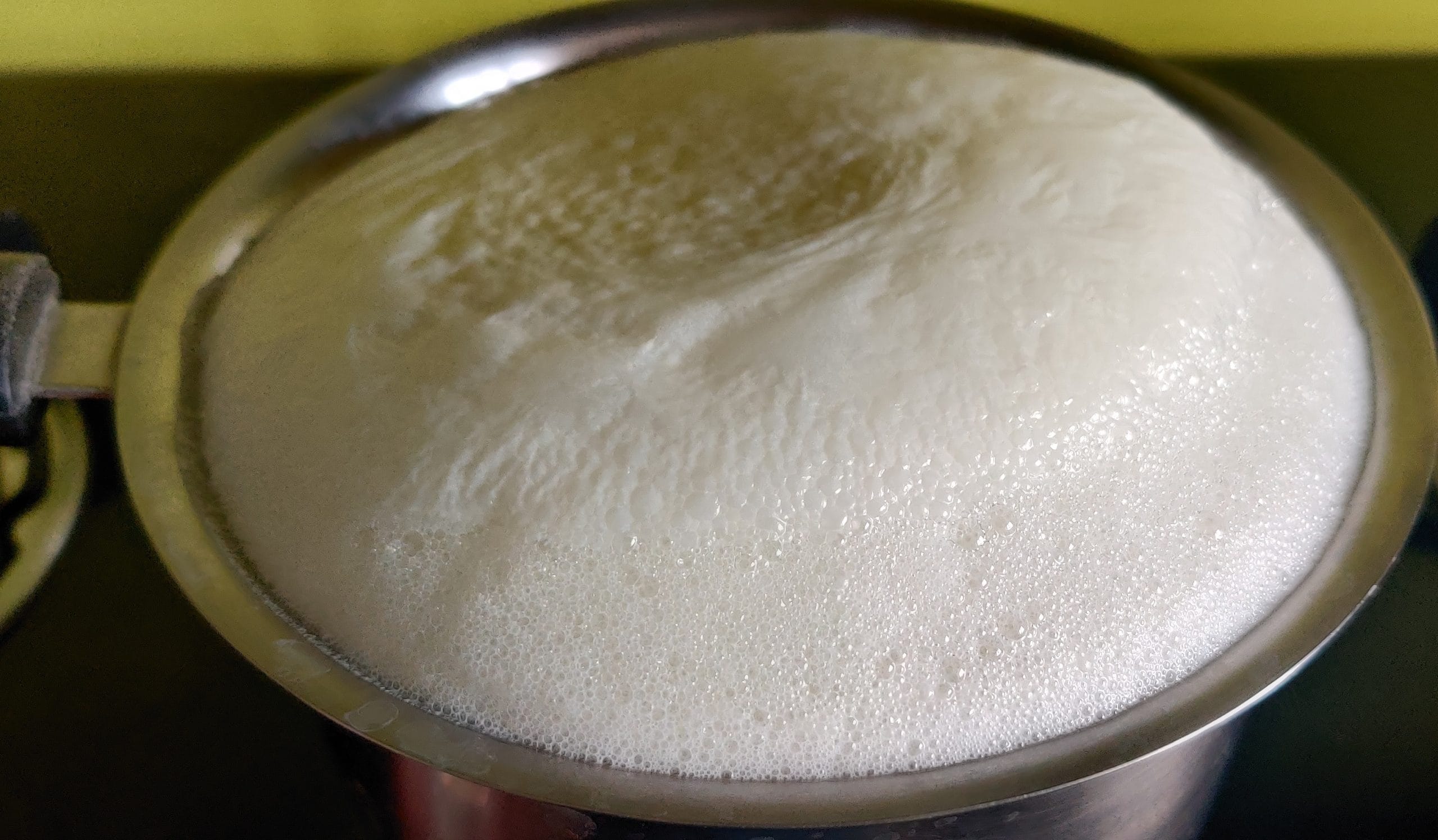 ഫ്രിഡ്ജിൽ പാൽ വയ്ക്കുമ്പോൾ ഒരിക്കലും ഡോറിൻ്റെ വശത്ത് വയ്ക്കരുത്. പകരം, ഏറ്റവും തണുപ്പുള്ള സ്ഥരത്ത് അതായത് ഉൾവശത്ത് പാൽ സൂക്ഷിക്കുക. തണുപ്പ് കൂടുമ്പോൾ ബാക്ടീരിയയുടെ വളർച്ച നശിക്കുകയും പാൽ കൂടുതൽ ദിവസം കേടാകാതിരിക്കുകയും ചെയ്യുന്നു. ഫ്രിഡ്ജ് ഓരോ തവണ തുറക്കുമ്പോഴും പുറത്തെ ചൂട് വാതിലിലേക്ക് തട്ടുന്നു. ഇത് പാലിന്റെ തണുപ്പ് വേഗത്തിൽ കുറയും.