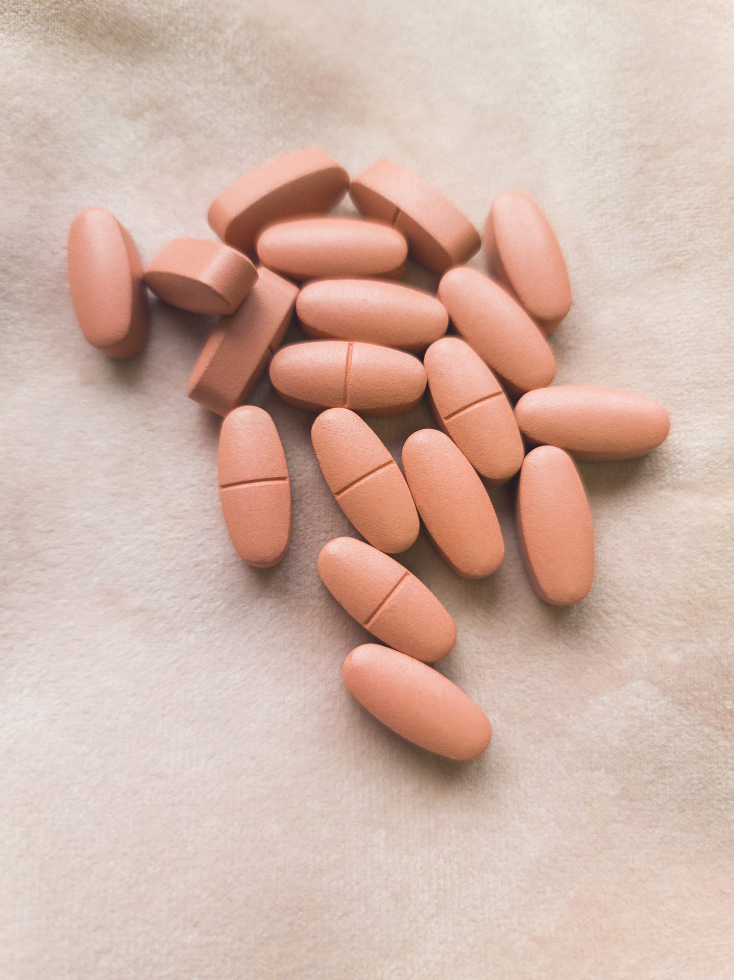 ചുവന്ന രക്താണുക്കളുടെ നിർമ്മാണം, ഡിഎൻഎ സിന്തസിസ്, നാഡീവ്യൂഹത്തിൻ്റെ പ്രവർത്തനം എന്നിവയ്ക്ക് വൈറ്റമിൻ ബി 12 അത്യന്താപേക്ഷിതമാണ്. ഇതിൻ്റെ അഭാവം നിങ്ങളുടെ ദൈനംദിന ജീവിതത്തെ പോലും കാര്യമായി ബാധിച്ചേക്കാം. രാത്രി നന്നായി ഉറങ്ങിയാലും പകൽ മുഴുവൻ ക്ഷീണം അനുഭവപ്പെടുന്നുണ്ടെങ്കിൽ അത് ബി 12ൻ്റെ കുറവ് മൂലമാകാം.  
