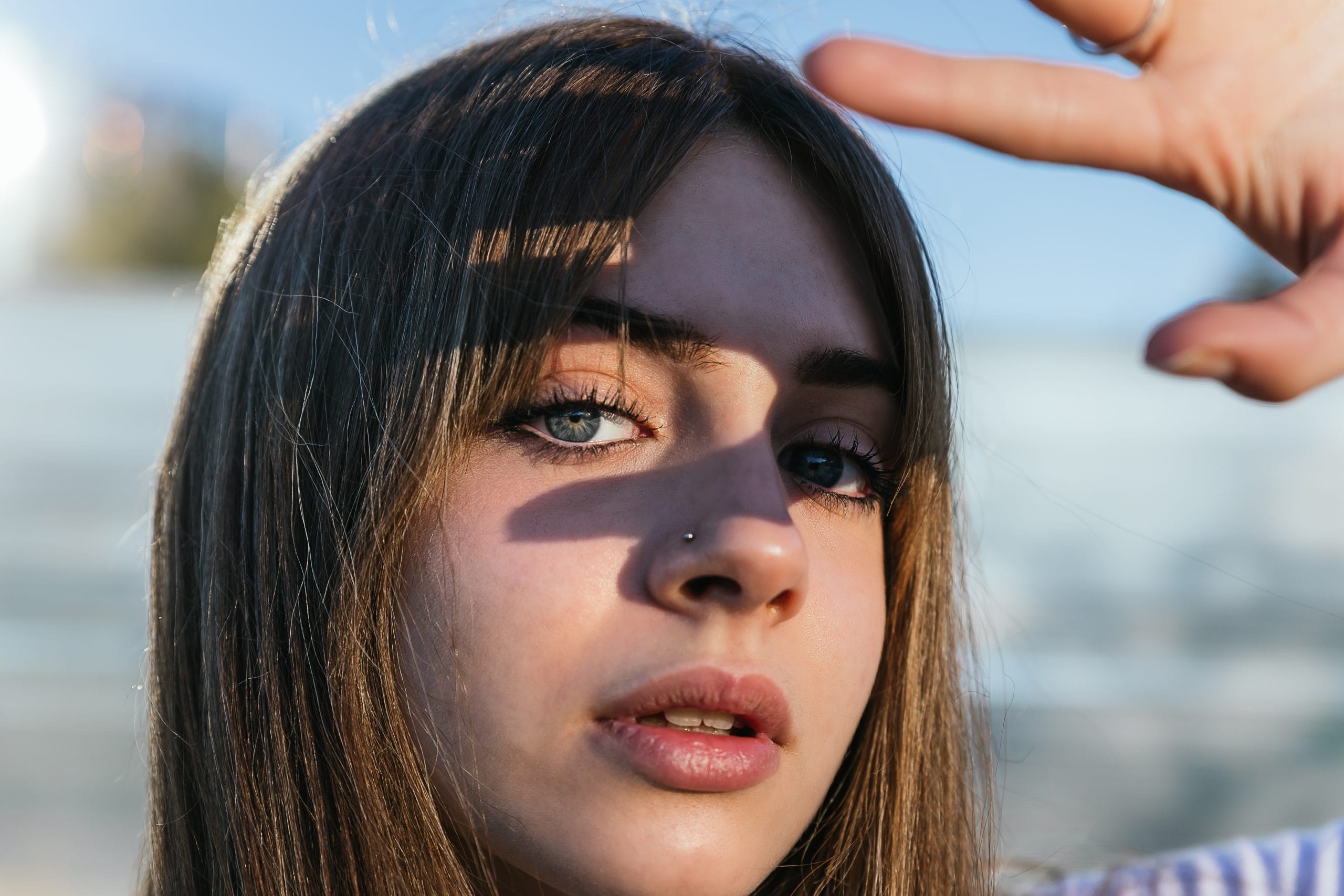 പൊടിയും ചൂടും ഒഴിവാക്കുക: ചൂടും അൾട്രാവയലറ്റ് രശ്മികളും ഏറ്റവും കൂടുതലുള്ള സമയങ്ങളിൽ പുറത്തിറങ്ങുന്നത് ഒഴിവാക്കുക. പുറത്തിറങ്ങുകയാണെങ്കിൽ ഗ്ലാസുകളോ തൊപ്പിയോ ധരിക്കുക. ചൂടുള്ള കാറ്റേൽക്കാതെ നോക്കണം, കാരണം അവ കണ്ണുകളെ വരണ്ടതാക്കുകയും പ്രകോപിപ്പിക്കുകയും ചെയ്യും. ഫാനുകളിൽ നിന്നോ എയർ കണ്ടീഷണറുകളിൽ നിന്നോ ഉള്ള വായു തുടർച്ചയായി ഏൽക്കുന്നത് പോലും കണ്ണുകളെ വരണ്ടതാക്കും. അതിനാൽ ദീർഘനേരം അവയുടെ മുന്നിൽ നേരിട്ട് ഇരിക്കുന്നത് ഒഴിവാക്കുക.
