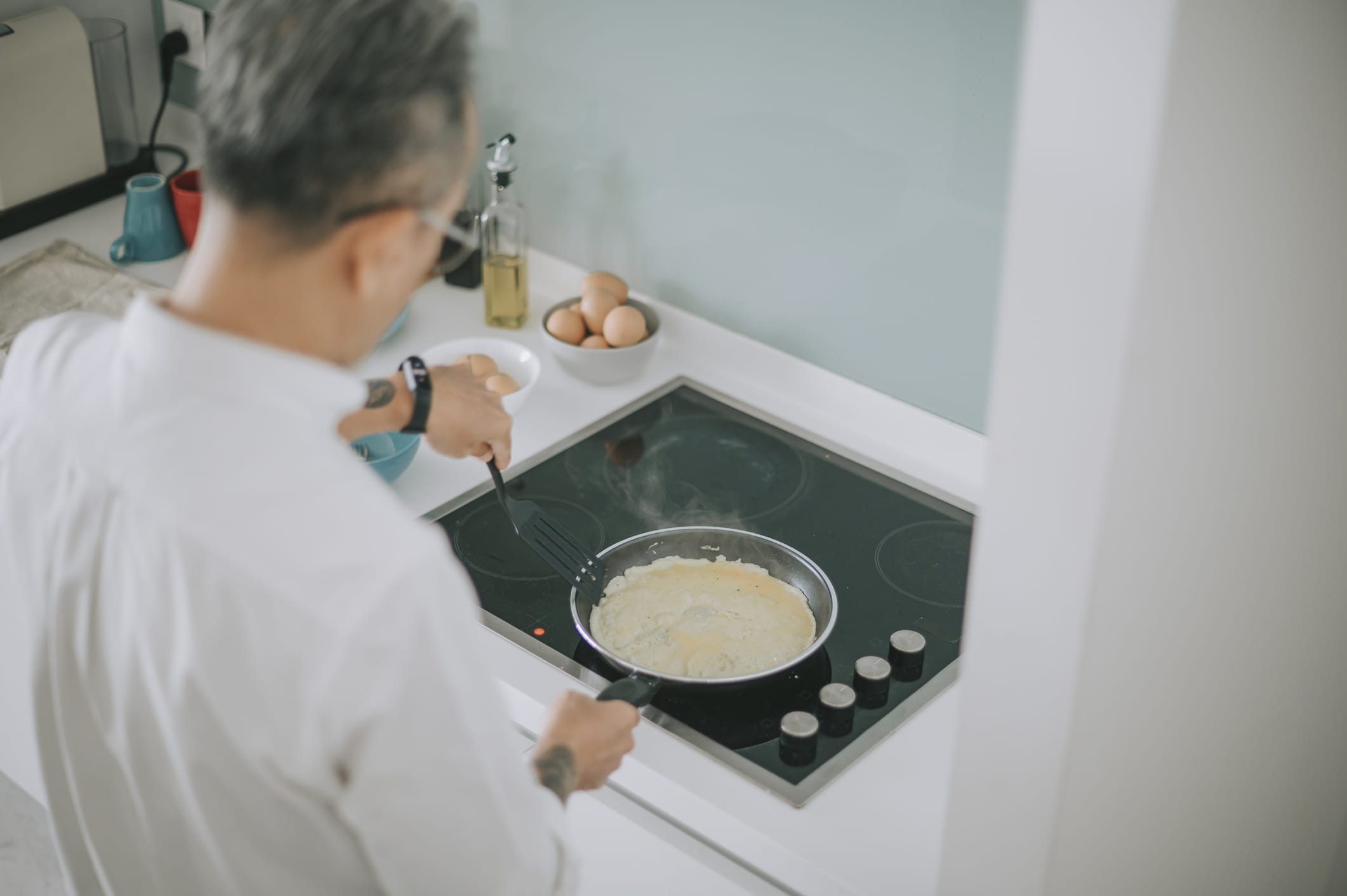 പാചകം പൂർത്തിയാകുന്നതിന് രണ്ട് മിനിറ്റ് മുൻപ് തന്നെ ഇൻഡക്ഷൻ കുക്കർ ഓഫ് ചെയ്യുക. പാത്രത്തിൻ്റെ അടിവശത്തുള്ള ചൂട് ഉപയോഗിച്ച് ബാക്കി പാകമായിക്കൊള്ളും. മീൻ കറികളും മറ്റും തിളച്ചു കഴിഞ്ഞാൽ ഉടൻ ഓഫ് ചെയ്ത് അടച്ചു വെച്ചാൽ മതിയാകും. എന്നാൽ ഇൻഡക്ഷൻ്റെ ഗ്ലാസ് ടോപ്പ് എപ്പോഴും വൃത്തിയായി സൂക്ഷിക്കുക. അഴുക്ക് അടിഞ്ഞുകൂടുന്നത് ചൂട് കുറയാൻ കാരണമാകും. 
