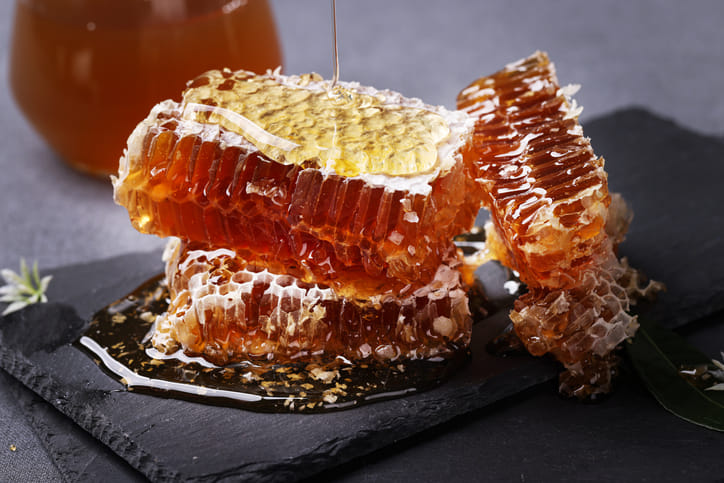 അതുപോലെ തന്നെ തേൻ സൂക്ഷിക്കാൻ ഏറ്റവും അനുയോജ്യം ഗ്ലാസ് കുപ്പികളോ സെറാമിക് പാത്രങ്ങളോ ആണ്. പ്ലാസ്റ്റിക് കുപ്പികൾ കഴിവതും ഒഴിവാക്കുന്നതാണ് നല്ലത്. കാരണം ദീർഘകാലം അതിൽ തേൻ വച്ചിരുന്നാൽ അതിലെ രാസവസ്തുക്കൾ തേനുമായി കലരാൻ സാധ്യതയുണ്ട്. ലോഹപാത്രങ്ങളും ഒഴിവാക്കുക. തേനിലെ അമ്ലാംശം ലോഹവുമായി പ്രതിപ്രവർത്തിച്ച് തേൻ കേടായി പോകാനുള്ള സാധ്യത കൂടുതലാണ്.