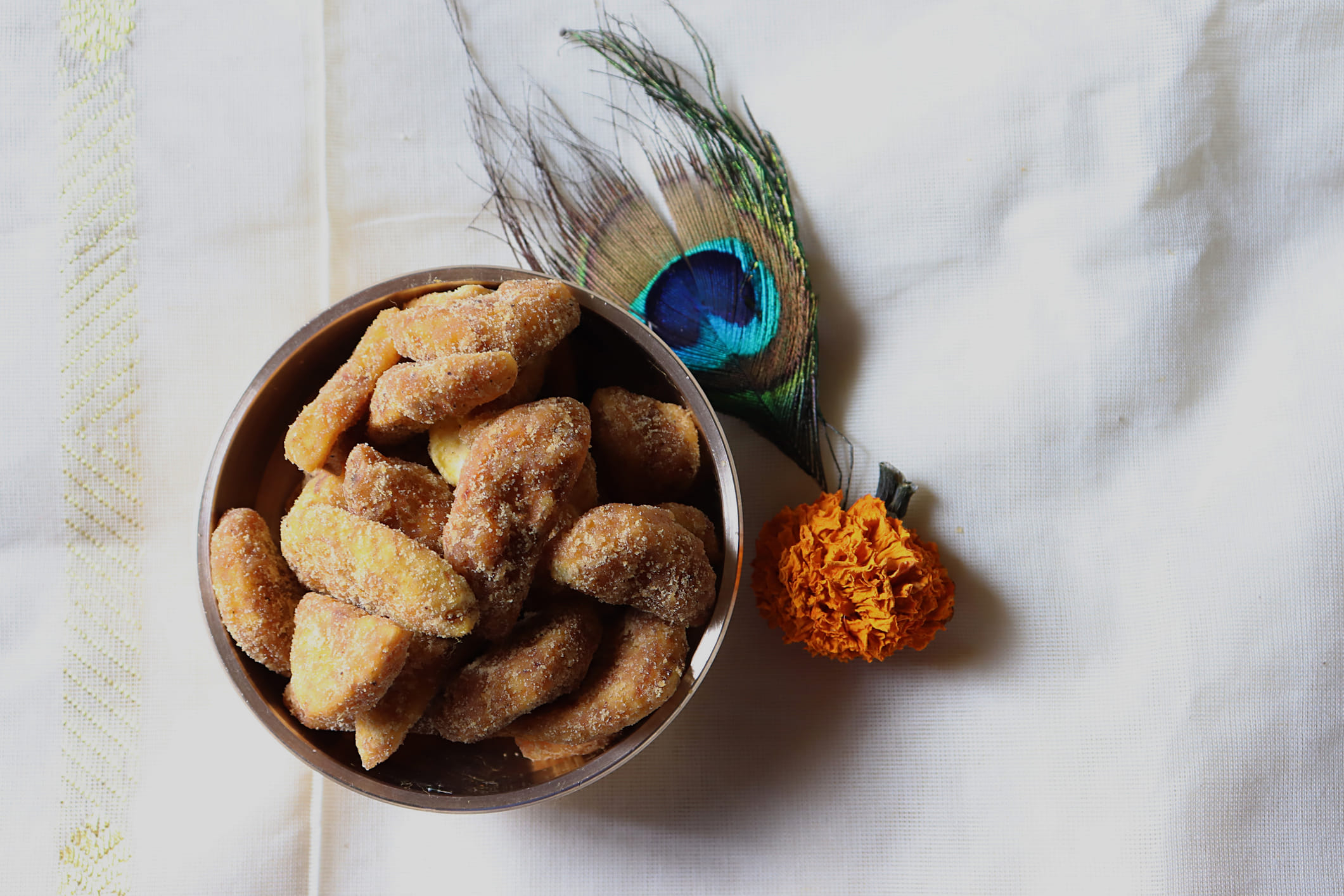 വേനൽക്കാലത്ത് ദഹനപ്രക്രിയ സുഗമമാക്കാൻ ശർക്കര ഏറ്റവും മികച്ചതാണ്. ഭക്ഷണത്തിന് ശേഷം ഒരു ചെറിയ കഷണം ശർക്കര കഴിക്കുന്നത് ദഹന മാറ്റാനും ഗ്യാസ്, അസിഡിറ്റി തുടങ്ങിയ പ്രശ്നങ്ങൾ ഒഴിവാക്കാനും സഹായിക്കുകയും ചെയ്യും. അതുപോലെ ശരീരത്തിലെ വിഷാംശങ്ങളെ പുറന്തള്ളാനും ശർക്കരയ്ക്ക് സാധിക്കും.