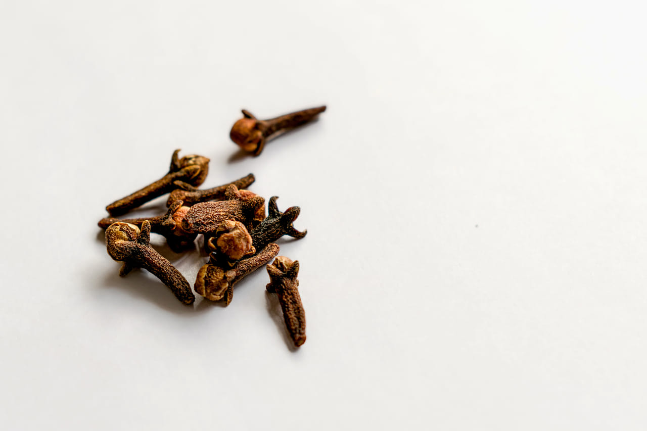 ഗ്രാമ്പുവിനെ വെറുമൊരു സുഗന്ധവ്യജ്ഞനമായി മാത്രം കാണുന്നവരാണ് നമ്മൾ. പലപ്പോഴും ഇതിൻ്റെ ഗുണങ്ങളെപ്പറ്റി നമ്മൾ അറിയാതെ പോകുന്നു. എന്നാൽ ദിവസവും വെറും വയറ്റിൽ ഗ്രാമ്പൂ വെള്ളം കുടിക്കുന്നതിന്റെ ഗുണങ്ങൾ നിങ്ങൾക്കറിയാമോ. 10 ദിവസം സ്ഥിരമായി ഈ ശീലം പിന്തുടർന്നാൽ നമ്മുടെ ശരീരത്തിന് എന്തെല്ലാം മാറ്റങ്ങളാണ് സംഭവിക്കുന്നതെന്ന് നോക്കാം. (Image Credits: Getty Images)