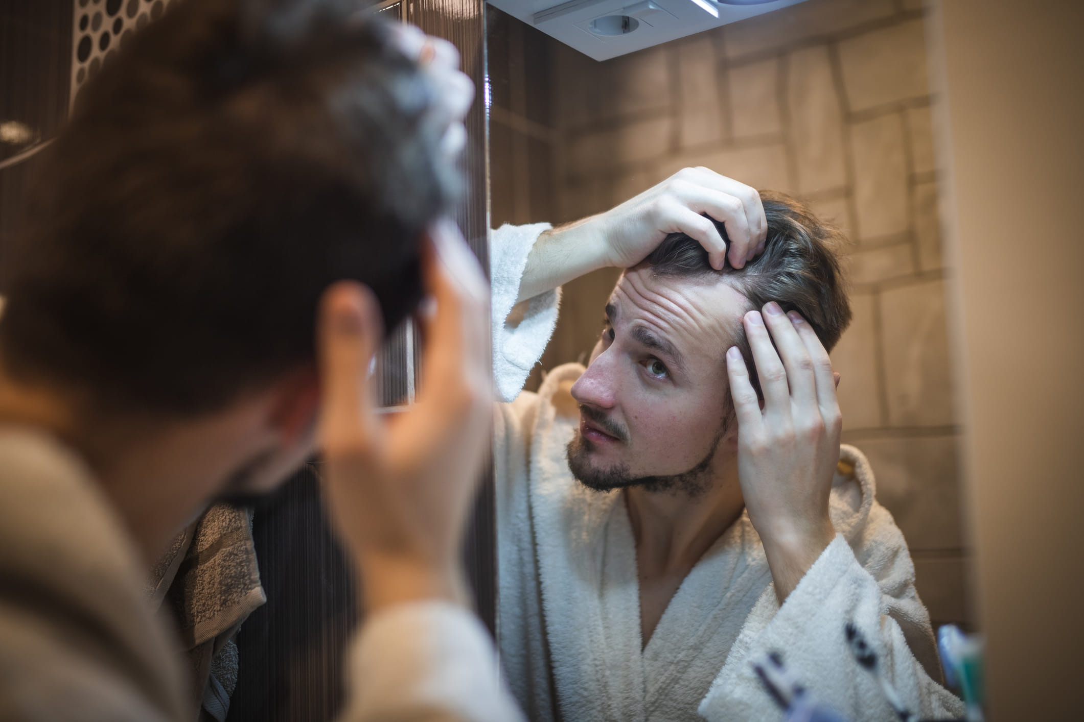 പുരുഷന്മാരിൽ നെറ്റിയുടെ ഇരുവശങ്ങളും പിന്നിലേക്ക് കയറിപ്പോകുന്നതോ, തലയുടെ മധ്യഭാഗത്ത് മുടി കുറയുന്നതോ ആണ് സാധാരണയായി കഷണ്ടിയുടെ ലക്ഷണം. സ്ത്രീകളിൽ കഷണ്ടി എന്ന് പറയുമ്പോൾ മുടിയുടെ കനം കുറഞ്ഞുവരിക എന്നതാണ്. ഡിഎച്ച്ടി എന്നറിയപ്പെടുന്ന ഹോർമോണാണ് ഇതിന് കാരണം. മുടി കൊഴിച്ചിൽ പാരമ്പര്യമായി ഉള്ളവരിൽ ഈ ഹോർമോൺ രോമകൂപങ്ങളെ കൂടുതൽ നശിപ്പിക്കുന്നു.
