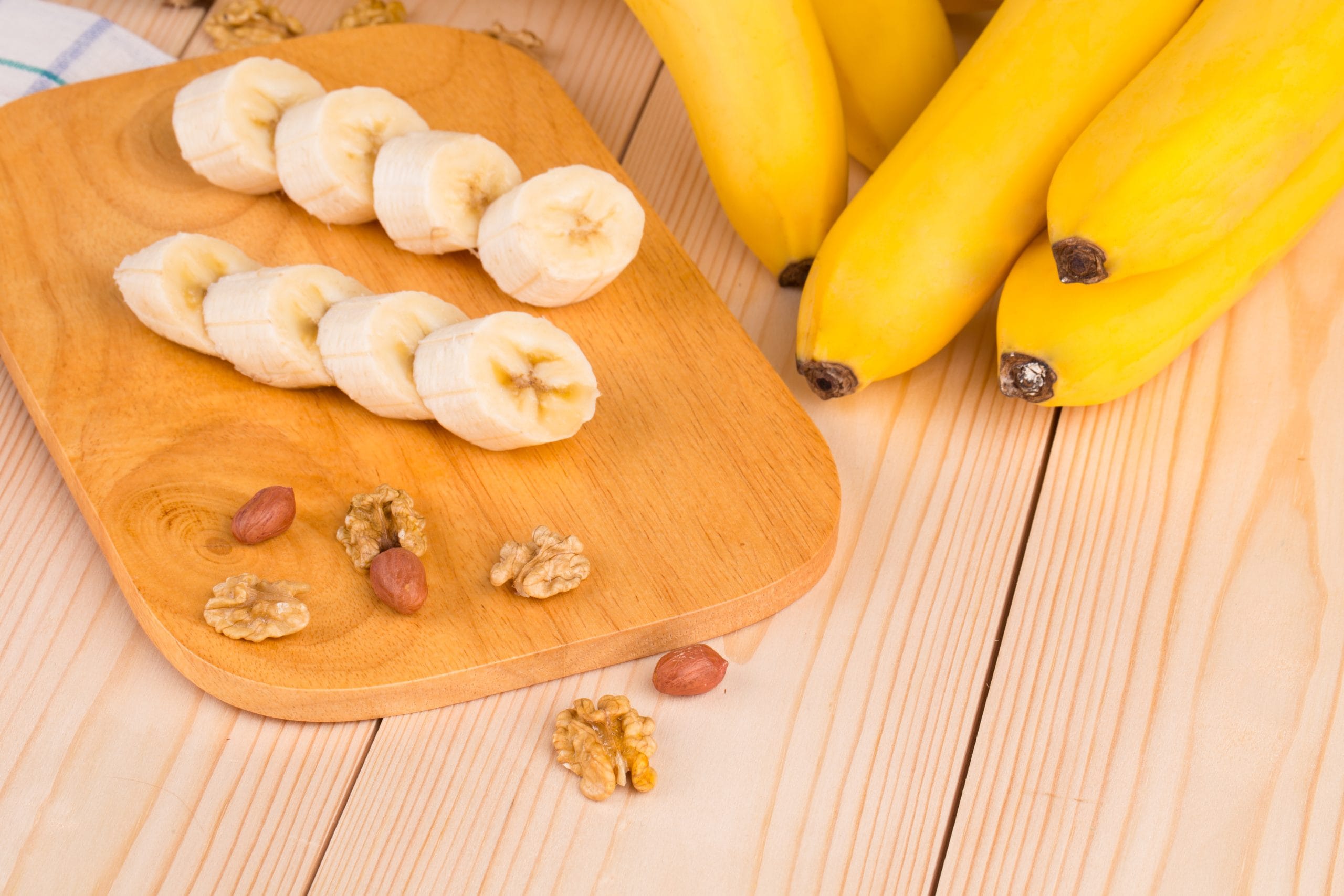 ആയുർവേദം പറയുന്നത് അനുസരിച്ച്, വാഴപ്പഴം ശരീരത്തിലെ കഫം വർദ്ധിപ്പിക്കുന്നതിന് കാരണമാകുന്നു. വാഴപ്പഴം കഴിച്ച ഉടനെ തണുത്ത വെള്ളമാണ് കുടിക്കുന്നതെങ്കിൽ ശരീരത്തിന്റെ ആന്തരിക സന്തുലിതാവസ്ഥയെ തടസ്സപ്പെടുത്തുകയും തൊണ്ടയിൽ അസ്വസ്ഥത, ചുമ അല്ലെങ്കിൽ ജലദോഷം പോലുള്ള ലക്ഷണങ്ങൾക്ക് കാരണമാകുകയും ചെയ്യുന്നു. പ്രത്യേകിച്ച് സൈനസ് പോലുള്ള അവസ്ഥകളാൽ ബുദ്ധിമുട്ടുന്നവർക്ക്. 
