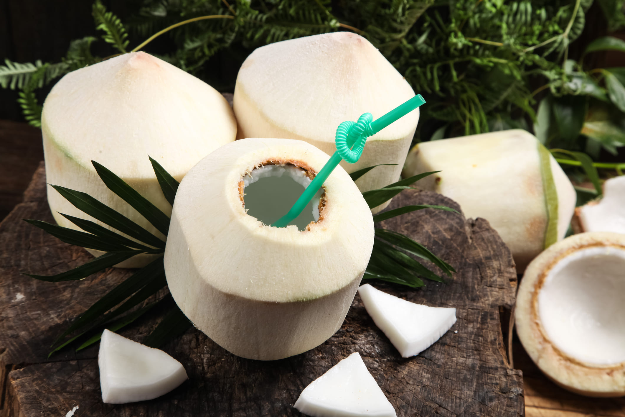 അതുപോലെ വൃക്കസംബന്ധമായ അസുഖമുള്ളവർ ഡോക്ടറുടെ നിർദ്ദേശപ്രകാരം മാത്രം തേങ്ങാവെള്ളം കുടിക്കുക. കാരണം നിങ്ങളുടെ ശരീരത്തിൽ അധികമായി എത്തുന്ന പൊട്ടാസ്യം പുറന്തള്ളാൻ വൃക്കകൾക്ക് കഴിയാതെ വരുന്നത് രോ​ഗം വഷളാക്കിയേക്കാം. രക്തസമ്മർദ്ദം കുറയുന്നതിന് മരുന്ന് കഴിക്കുന്നവർ തേങ്ങാവെള്ളം അമിതമായി കുടിക്കരുത്. ഇത് ബിപി പെട്ടെന്ന് താഴാൻ സാധ്യതയുണ്ട്. കൂടാതെ, ഇതിലെ സ്വാഭാവിക പഞ്ചസാര പ്രമേഹരോഗികൾക്കും വിപരീത ഫലമുണ്ടാക്കും.  
