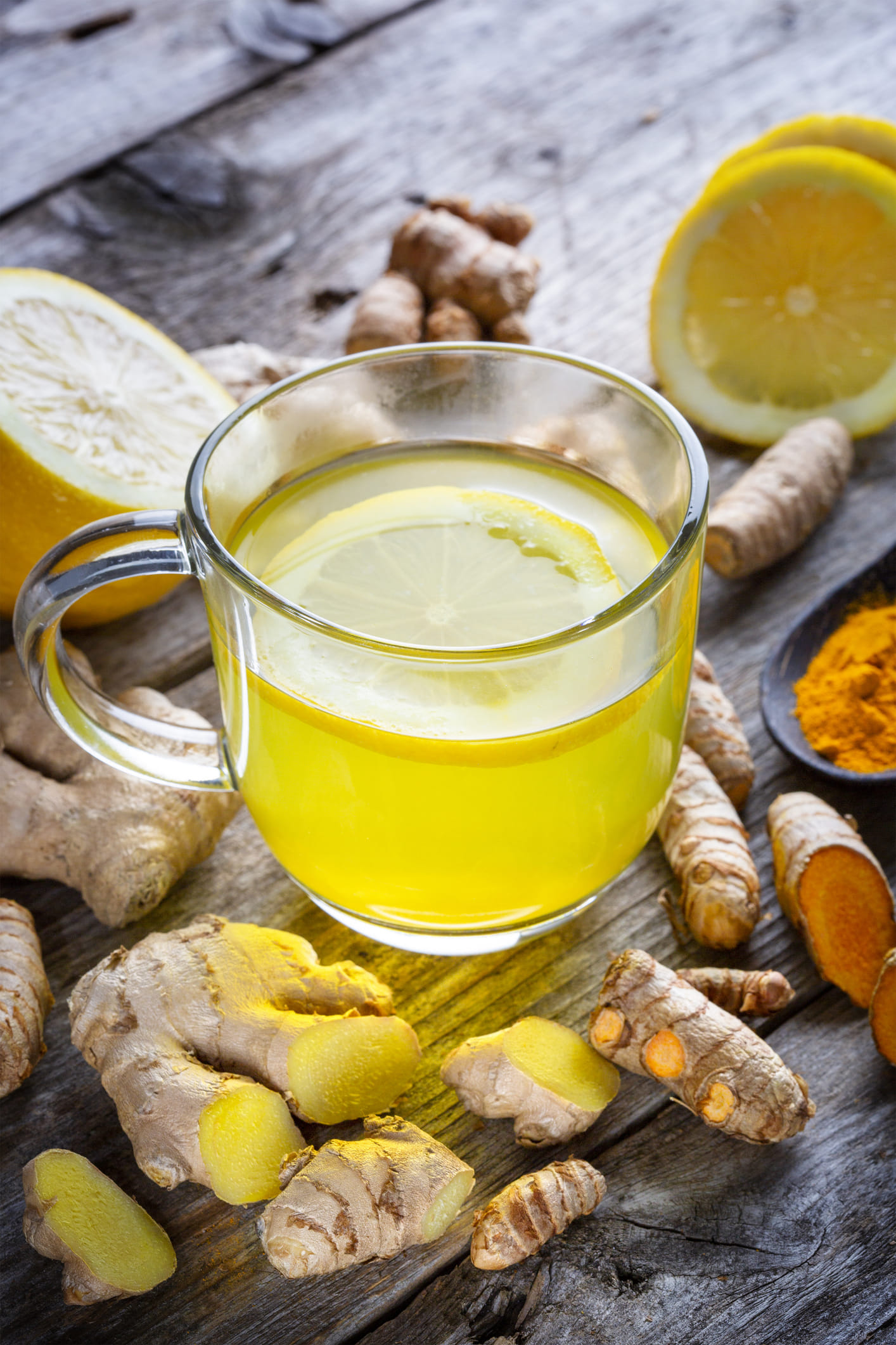 അതുപോലെ വിറ്റാമിൻ സി, ഫ്ലേവനോയ്ഡുകൾ എന്നിവയാൽ സമ്പന്നമാണ് ഓറഞ്ച്.  ദഹനത്തെ സഹായിക്കുന്ന ജിഞ്ചറോളാണ് ഇഞ്ചിയിലെ പ്രധാന ഘടകം. കൂടാതെ ഇഞ്ചിയിൽ ആന്റിഓക്‌സിഡന്റ്, ആന്റി-ട്യൂമർ, ആന്റി-ഇൻഫ്ലമേറ്ററി ഗുണങ്ങളുണ്ട്. അതുകൊണ്ട് തന്നെ നിങ്ങൾ ആ​ഗ്രഹിക്കുന്ന എല്ലാ ​ഗുണങ്ങളും ഈ ഒരൊറ്റ ഷോട്ടിൽ നിന്ന് ലഭിക്കുന്നതാണ്. ഇതെങ്ങൻെ തയ്യാറാക്കാമെന്ന് നമുക്ക് നോക്കാം.
