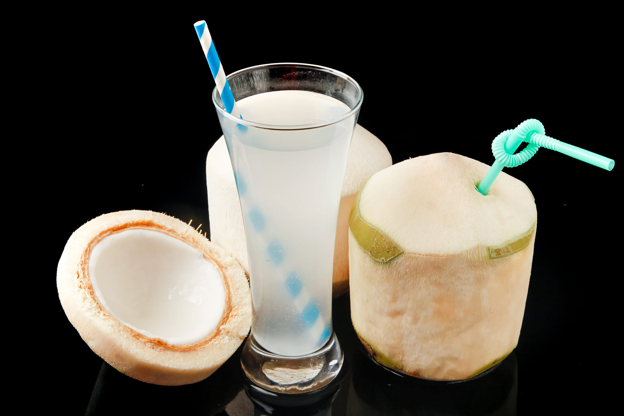 തേങ്ങാവെള്ളം കുടിക്കുമ്പോൾ അതിൻ്റെ ​ഗുണത്തിനൊപ്പം ദോഷങ്ങൾ കൂടി അറിഞ്ഞിരിക്കണം. പെട്ടെന്ന് ഊർജ്ജം നൽകാനും ഉന്മേഷം നൽകാനും തേങ്ങാവെള്ളം നല്ലതാണെങ്കിലും അമിതമായി കുടിച്ചാൽ ​ഗുരുതരമായ ആരോ​ഗ്യ പ്രശ്നങ്ങൾക്ക് കാരണമാകുന്നു. തേങ്ങാവെള്ളത്തിൽ ഉയർന്ന അളവിൽ പൊട്ടാസ്യം അടങ്ങിയിട്ടുണ്ട്. അതിനാൽ അമിതമായി കുടിക്കുന്നത് രക്തത്തിൽ പൊട്ടാസ്യത്തിന്റെ അളവ് വർദ്ധിക്കാൻ കാരണമാന്നു.
