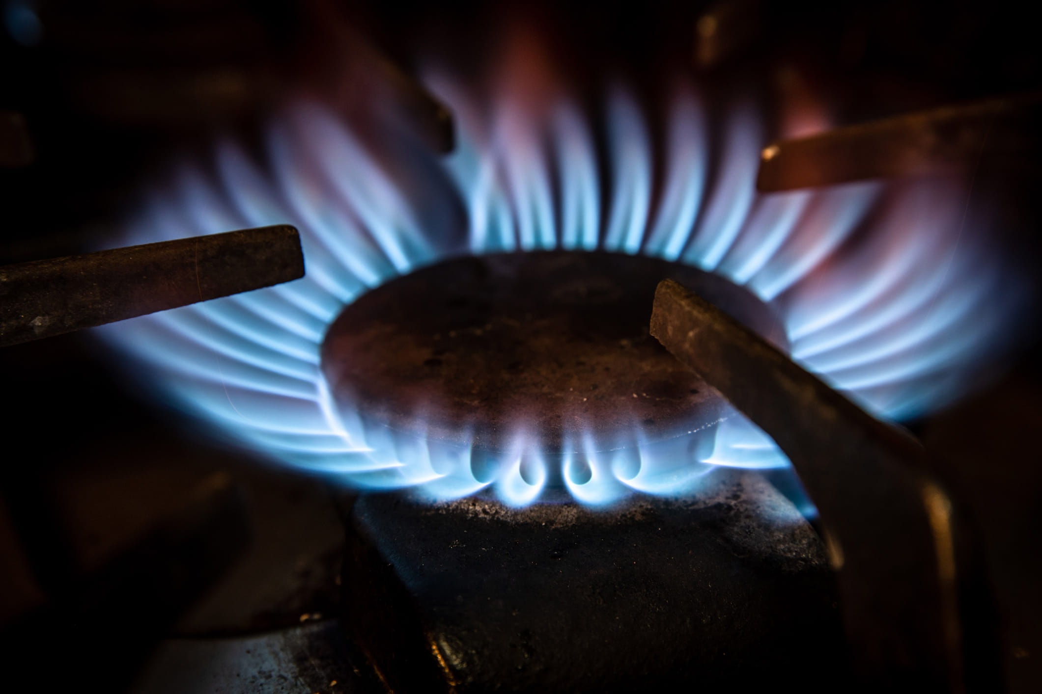 മൈക്രോവേവ് ഓവൻ: സാധാരണ അടുക്കളയിൽ മൈക്രോവേവ് ഓവൻ ഉപയോ​ഗിക്കുന്നത് ഭക്ഷണം ചൂടാക്കാനും ബേക്ക് ചെയ്യാനുമാണ്. എന്നാൽ, പച്ചക്കറികൾ വേവിക്കാനും ചിക്കൻ വേവിക്കാനും മൈക്രോവേവ് ഓവൻ ഉപയോഗിക്കാം. ഇത് ഗ്യാസിൻ്റെ ഉപയോഗം ഇപ്പോഴത്തേത്തിൽ നിന്ന് നേർ പകുതിയായി കുറയ്ക്കാൻ സഹായിക്കും.
