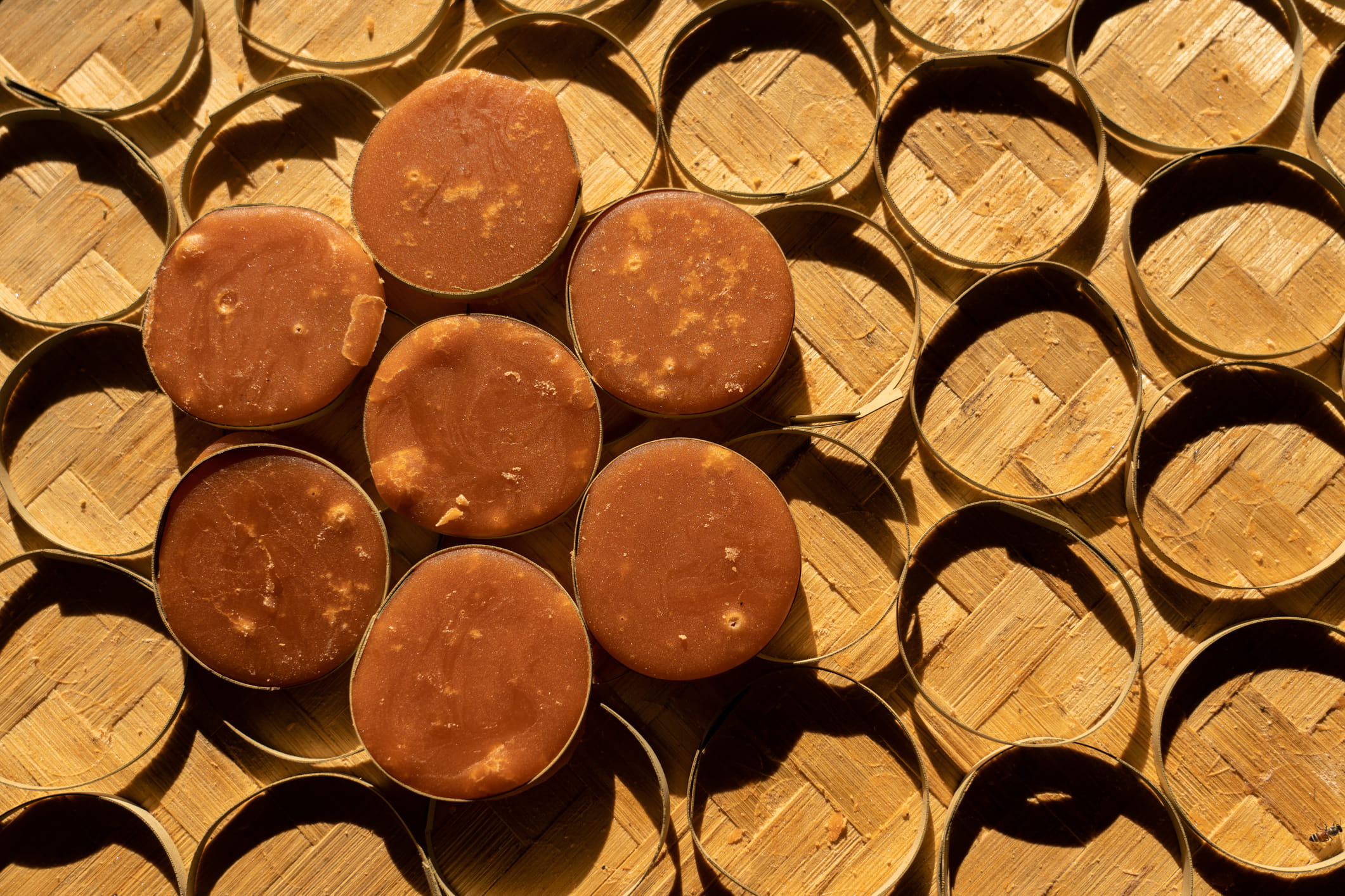 എന്നാൽ വേനൽക്കാലത്തെ കൊടും ചൂടിൽ ഇവ സൂക്ഷിക്കുക എന്നത് അല്പം ബുദ്ധിമുട്ടാണ്. ചൂടും ഈർപ്പവും കാരണം ശർക്കര കേടാകാനും അലിഞ്ഞുപോകാനും സാധ്യത ഏറെയാണ്. അങ്ങനെയെങ്കിൽ വേനൽകാലത്ത് ശർക്കര എങ്ങനെ സൂക്ഷിക്കാമെന്നും, ശർക്കര കഴിക്കുന്നതിൻ്റെ ഗുണങ്ങൾ എന്തെല്ലാമെന്നും നമുക്ക് നോക്കാം.