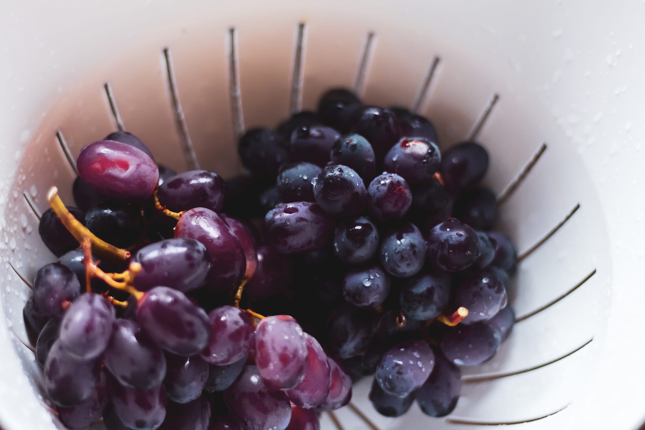 പച്ചക്കറികളായാലും പഴങ്ങളായാലും ഉപ്പുവെള്ളത്തിൽ ഇട്ടുവയ്ക്കുന്നത് വളരെ നല്ലതാണ്. മുന്തിരി മുങ്ങികിടക്കാൻ പാകത്തിന് വെള്ളമെടുത്ത് അതിലേക്ക് അല്പം കല്ലുപ്പ് ചേർത്ത് മുന്തിരി അതിൽ കുറച്ചുനേരം ഇട്ടു വയ്ക്കുക. ശേഷം അതെടുത്ത് നന്നായി കഴുകിയാൽ പുറത്തുള്ള അഴുക്കും മെഴുകും നീങ്ങി കിട്ടും. വളരെ എളുപ്പത്തിൽ വീട്ടിൽ തന്നെ ചെയ്യാവുന്ന രീതികളാണ് ഇവയെല്ലാം.