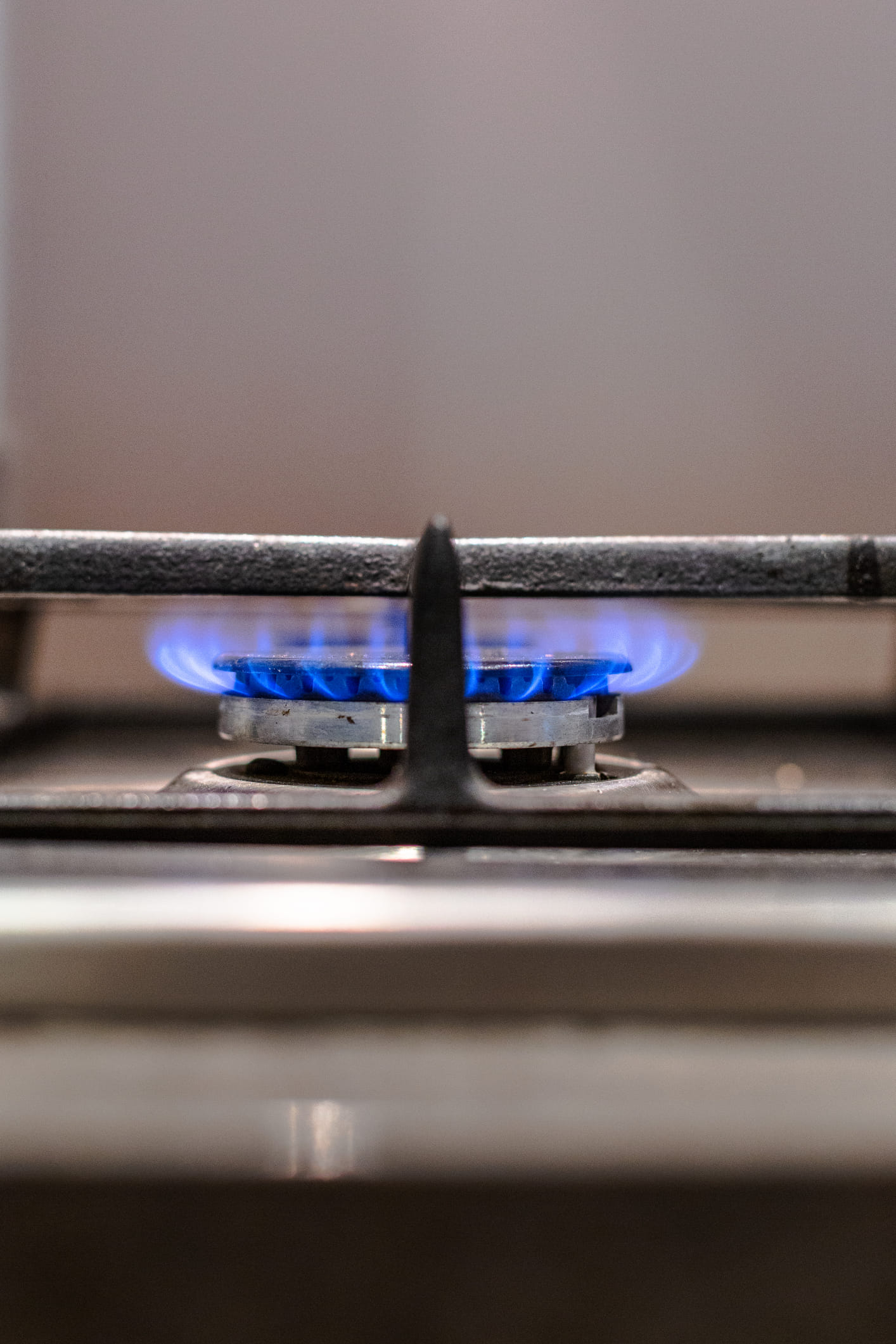 എയർ ഫ്രയർ: വറുക്കാനും പൊരിക്കാനുമായി സാധാരണ ഗ്യാസ് അടുപ്പാണ് എല്ലാവരും ഉപയോ​ഗിക്കുന്നത്. എന്നാൽ ഈ സമയത്ത് ​ഗ്യാസ് ഒരുപാട് പാഴാക്കാറുണ്ട്. എയർ ഫ്രയർ ഉപയോഗിച്ചാൽ കുറഞ്ഞ സമയത്തിനുള്ളിൽ, അതും എണ്ണയോ മറ്റ് വസ്തുക്കളോ ഉപയോ​ഗിക്കാതെ തന്നെ മീനോ ചിക്കനോ വറുത്തെടുക്കാം. ടൈമർ സെറ്റ് ചെയ്താൽ പാകം ആയി കഴിഞ്ഞ് തനിയെ ഓഫ് ആകുകയും ചെയ്യും. കരിഞ്ഞുപോകുകയുമില്ല.
