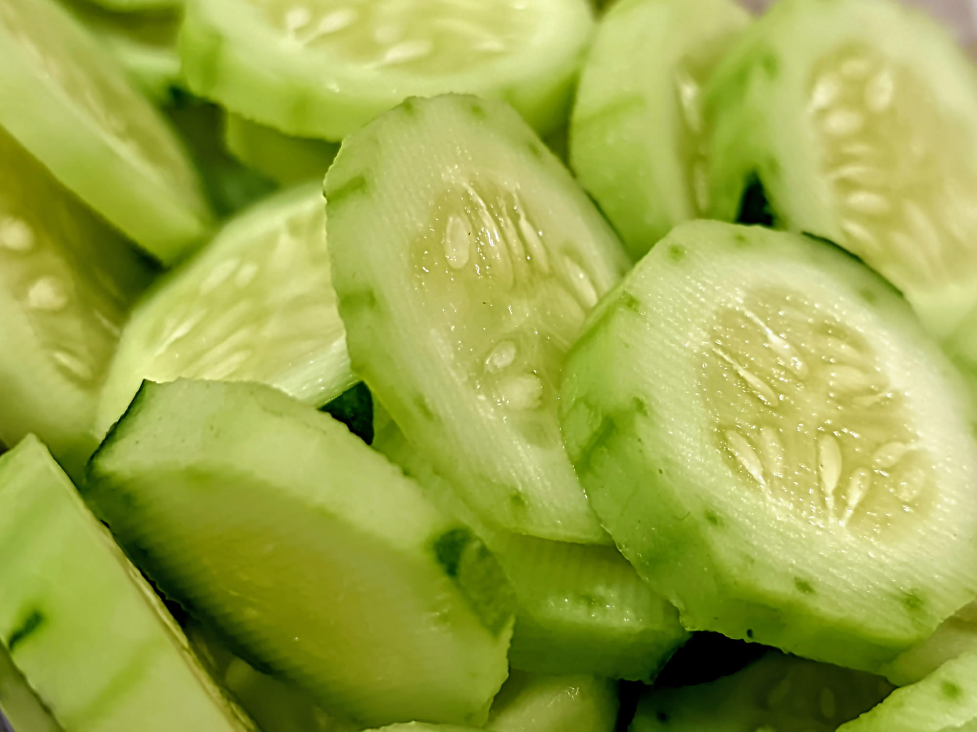 വെള്ളരിയ്ക്ക: പച്ചക്കറികളുടെ ഇനത്തിൽ പെടുന്നതാണെങ്കിലും വേനൽക്കാലത്ത് ശരീരത്തിൽ ജലാംശം നിലനിർത്താൻ വെള്ളരിയ്ക്ക വളരെ മികച്ചതാണ്. കുറഞ്ഞ കലോറിയും ഉയർന്ന ജലാംശവുമുള്ള ഒന്നാണ് വെള്ളരിയ്ക്ക. ശരീരത്തിലെ വിഷാംശങ്ങളെ പുറന്തള്ളാനും ആവശ്യത്തിൽ കൂടുതൽ ജലാംശം നൽകാനും വെള്ളരിയ്ക്കയാണ് ഏറ്റവും നല്ലത്.