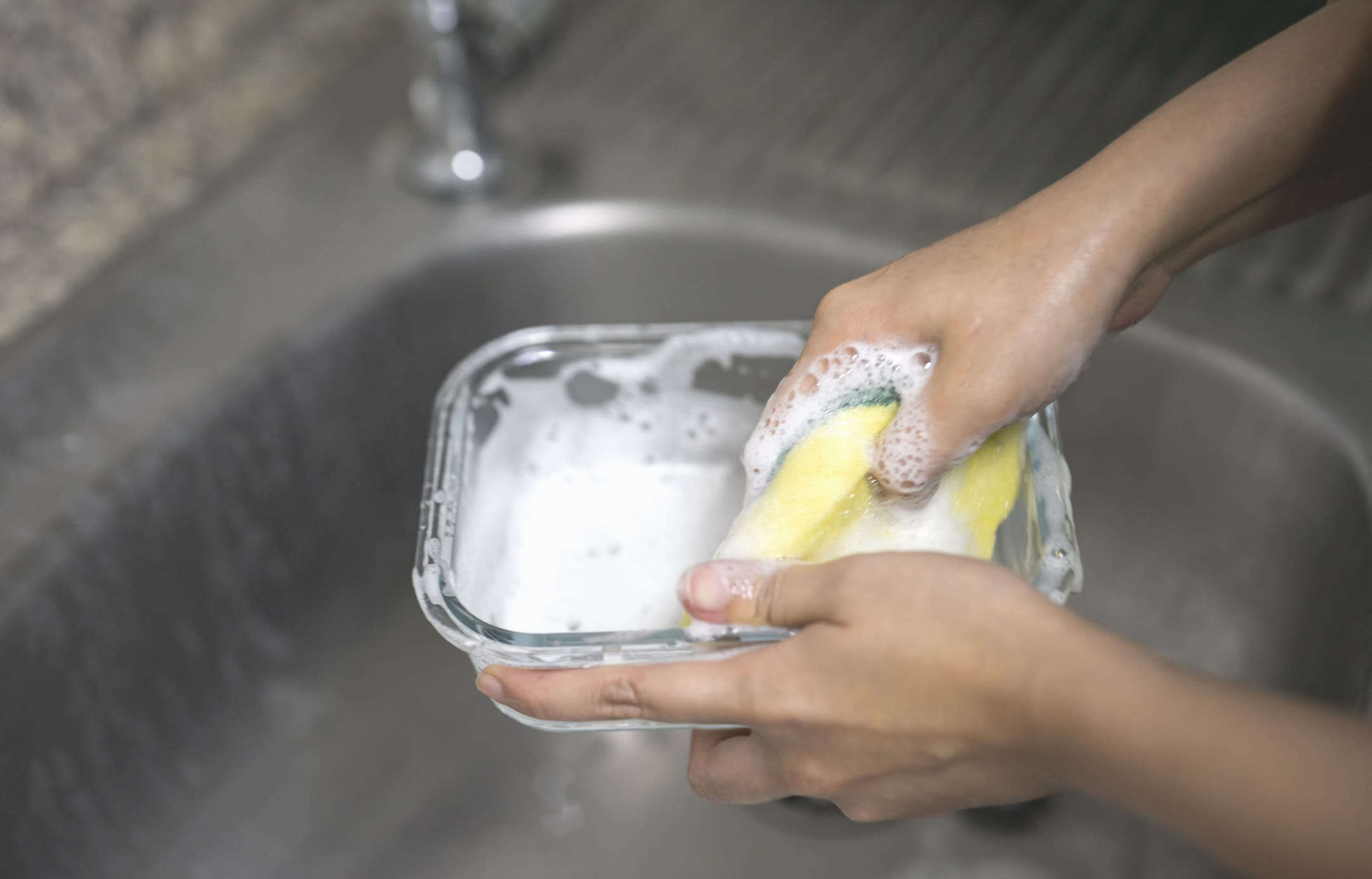 നാരങ്ങയും വിനാഗിരിയും, ഉപയോ​ഗിക്കുന്നത് എണ്ണമയം കളയാൻ വളരെ നല്ലതാണ്. അതുപോലെ കരിപിടിച്ച പാത്രങ്ങൾ വൃത്തിയാക്കാൻ ബേക്കിംഗ് സോഡ ഉപയോ​ഗിക്കാവുന്നതാണ്. പണ്ട് കാലം മുതൽ ഉപയോഗിച്ചു വരുന്ന പ്രകൃതിദത്ത സോപ്പാണ് റീത്ത (ഒരുതരം കായ). ഇത് വെള്ളത്തിലിട്ട് തിളപ്പിച്ച് ആ ലായനി പാത്രം കഴുകാൻ ഉപയോ​ഗിക്കാവുന്നതാണ്.   
