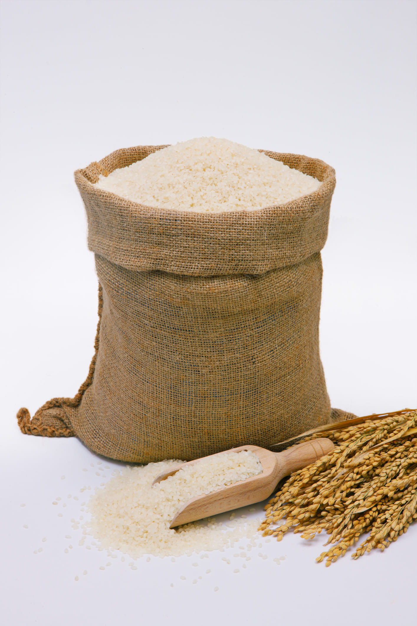 പ്രാണികളെ ഒഴിവാക്കാനായി അരി പാത്രത്തിൽ വേപ്പിലയോ ​ഗ്രാമ്പുവോ ഇട്ടുവയ്ക്കുക. അരിയുടെ ഗുണനിലവാരത്തെ ബാധിക്കാതെ തന്നെ വണ്ടുകളെയും പുഴുക്കളെയും അകറ്റി നിർത്താൻ സഹായിക്കുന്നു. അതുപോലെ തന്നെ സുഗന്ധവ്യഞ്ജനങ്ങൾക്ക് സമീപം അരി ഒരിക്കലും സൂക്ഷിക്കരുത്. കാരണം അവയ്ക്ക് ചുറ്റുപാടുകളിൽ നിന്നുള്ള സുഗന്ധങ്ങളെ ആഗിരണം ചെയ്യാനുള്ള പ്രവണതയുണ്ട്. 

