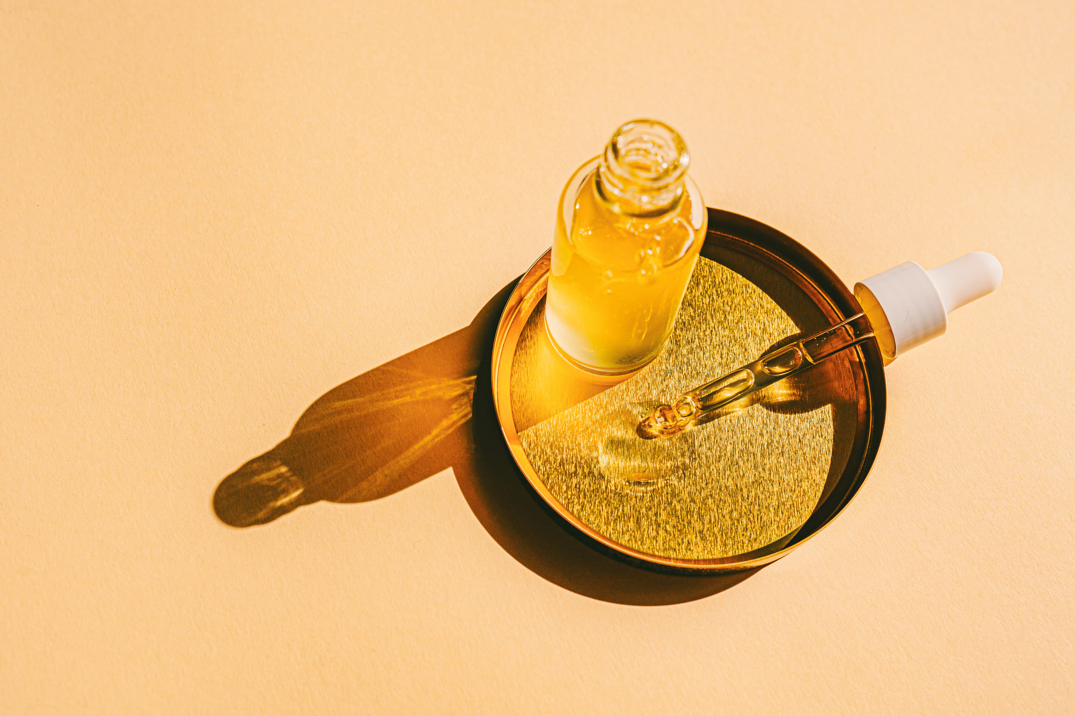 വൈറ്റമിൻ സി ശക്തമായ ആന്റി ഓക്‌സിഡൻ്റാണ്. അതിനാൽ പകൽ സമയത്ത് സൂര്യപ്രകാശത്തിൽ നിന്നേൽക്കുന്ന അൾട്രാവയലറ്റ് രശ്മികൾ, മലിനീകരണം, പൊടിപടലങ്ങൾ എന്നിവയിൽ നിന്ന് ചർമ്മത്തെ അവ സംരക്ഷിക്കുന്നു. അതിനാൽ വൈറ്റമിൻ സി സെറം രാവിലെ ഉപയോഗിക്കുന്നതാണ് ഏറ്റവും അനുയോജ്യം. എന്നാൽ സെറം പുരട്ടിയ ശേഷം സൺസ്‌ക്രീൻ ഉപയോ​ഗിക്കാൻ മറക്കരുത്.
