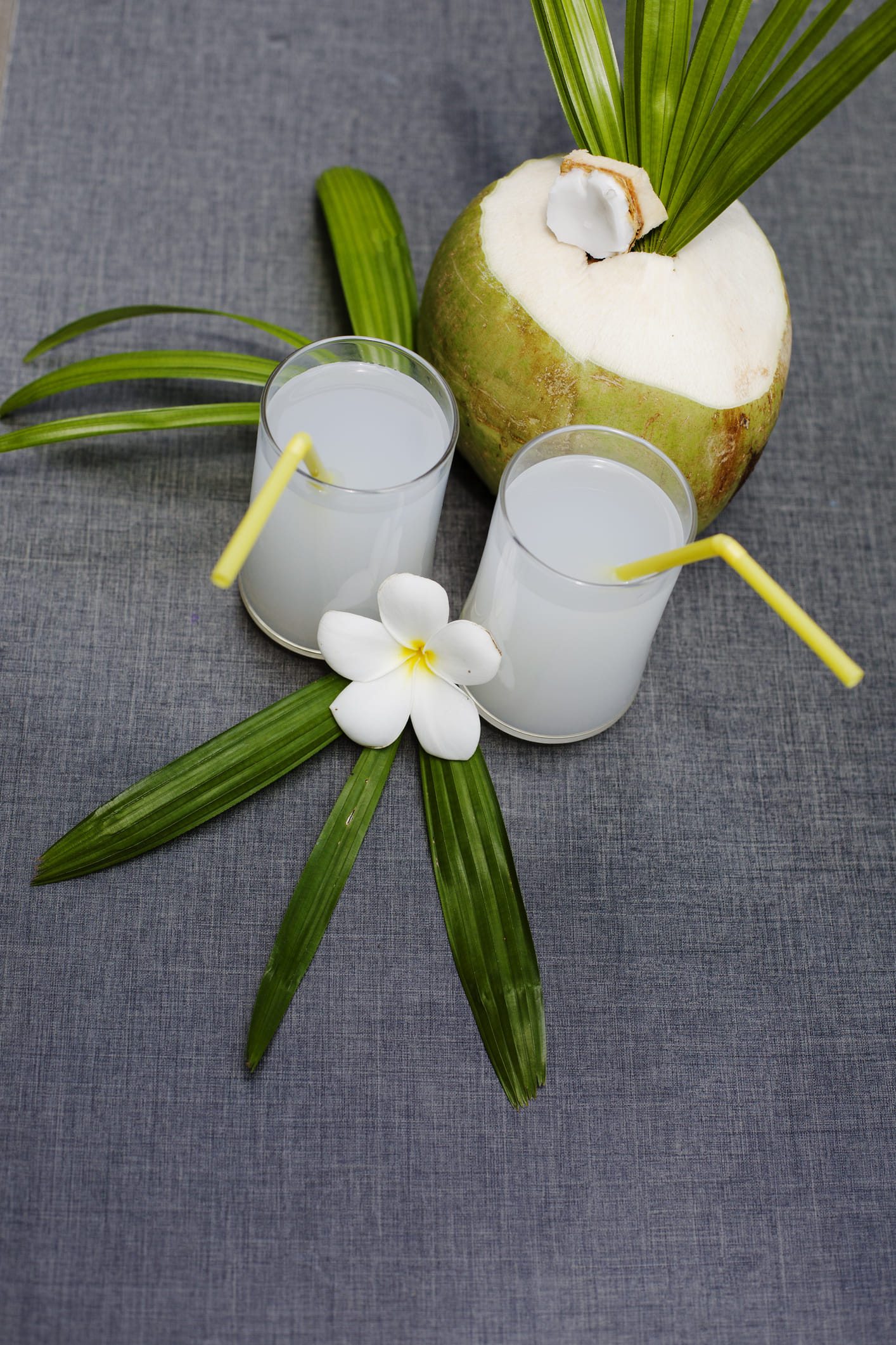 അന്തരീക്ഷ താപനില അനുദിനം വർദ്ധിച്ചുവരികയാണ്. നിർജ്ജലീകരണവും ആരോ​ഗ്യ പ്രശ്നങ്ങളും ഒഴിവാക്കുന്നതിന് വെള്ളം കുടിക്കുന്നത് മുതൽ ആഹാര കാര്യത്തിൽ വരെ വളരെയധികം ശ്രദ്ധിക്കേണ്ട സമയം കൂടിയാണിത്. വേനൽക്കാലത്ത് ദാഹം ശമിപ്പിക്കാനും നിർജ്ജലീകരണം തടയാനും തേങ്ങാവെള്ളം കുടിക്കുന്നത് ആരോ​ഗ്യത്തിന് ​ഗുണകരമാണെന്ന് പണ്ടുമുതൽക്കെ കേട്ടുകേൾവിയുള്ളതാണ്. എന്നാൽ അമിതമായാൽ തേങ്ങാവെള്ളവും പ്രശ്നകാരനാണ്. (Image Credits: Getty Images)
