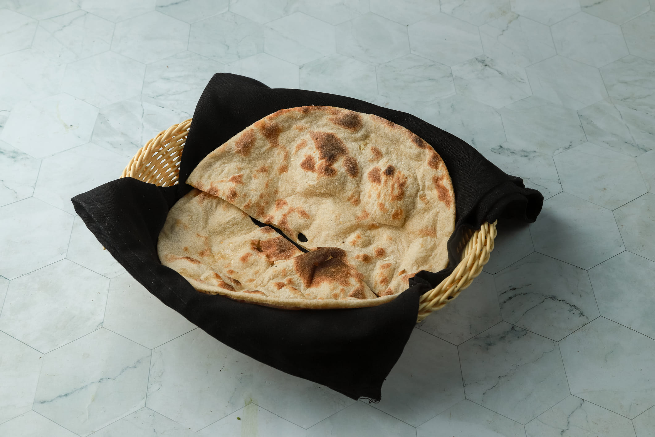 ചപ്പാത്തിക്ക് മാവ് കുഴയ്ക്കാൻ നേരം പച്ചവെള്ളത്തിന് പകരം ഇളം ചൂടുവെള്ളം ഉപയോഗിക്കുക. ഇത് ഗോതമ്പ് പൊടിയിലെ ഗ്ലൂറ്റനെ കൂടുതൽ മൃദുവാക്കുകയും ചപ്പാത്തിക്ക് നല്ല മയം കിട്ടുകയും ചെയ്യും. ചെറുചൂടുള്ള വെള്ളത്തിൽ കുഴച്ച മാവ് ഉപയോഗിച്ച് ഉണ്ടാക്കുന്ന ചപ്പാത്തി ഒരു ദിവസം മുഴുവൻ മൃദുവായി ഇരിക്കുകയും ചെയ്യും.
