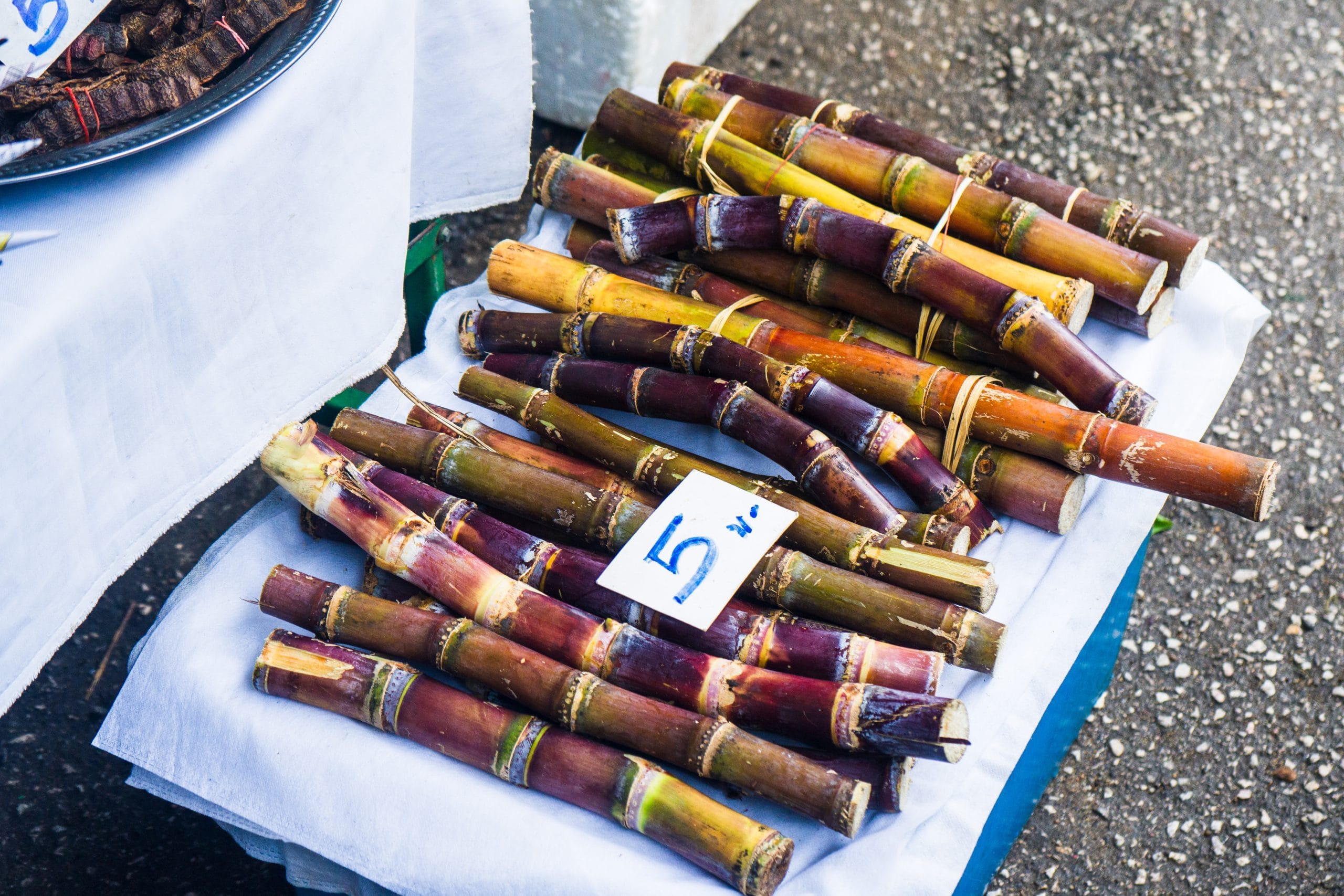 നിർജ്ജലീകരണവും ഇലക്ട്രോലൈറ്റ് അസന്തുലിതാവസ്ഥയും കാരണം ശരീരത്തിന് താപനില നിയന്ത്രിക്കാൻ കഴിയാതെ വരുമ്പോൾ സംഭവിക്കുന്ന ഗുരുതരമായ അവസ്ഥയാണ് ഹീറ്റ് സ്ട്രോക്ക്. ഇത്തരം സാഹചര്യത്തിൽ കരിമ്പിൻ ജ്യൂസ് ഉന്മേഷദായകമായി തോന്നാമെങ്കിലും, ഹീറ്റ് സ്ട്രോക്കിനെ പ്രതിരോധിക്കാൻ ആവശ്യമായ പോഷകങ്ങൾ അതിൽ നിന്ന് നിങ്ങൾക്ക് ലഭിക്കുന്നില്ല. ഹീറ്റ് സ്ട്രോക്ക് തടയാൻ ശരീരത്തിന് സോഡിയം, പൊട്ടാസ്യം തുടങ്ങിയ ഇലക്ട്രോലൈറ്റുകളാണ് ആവശ്യം.