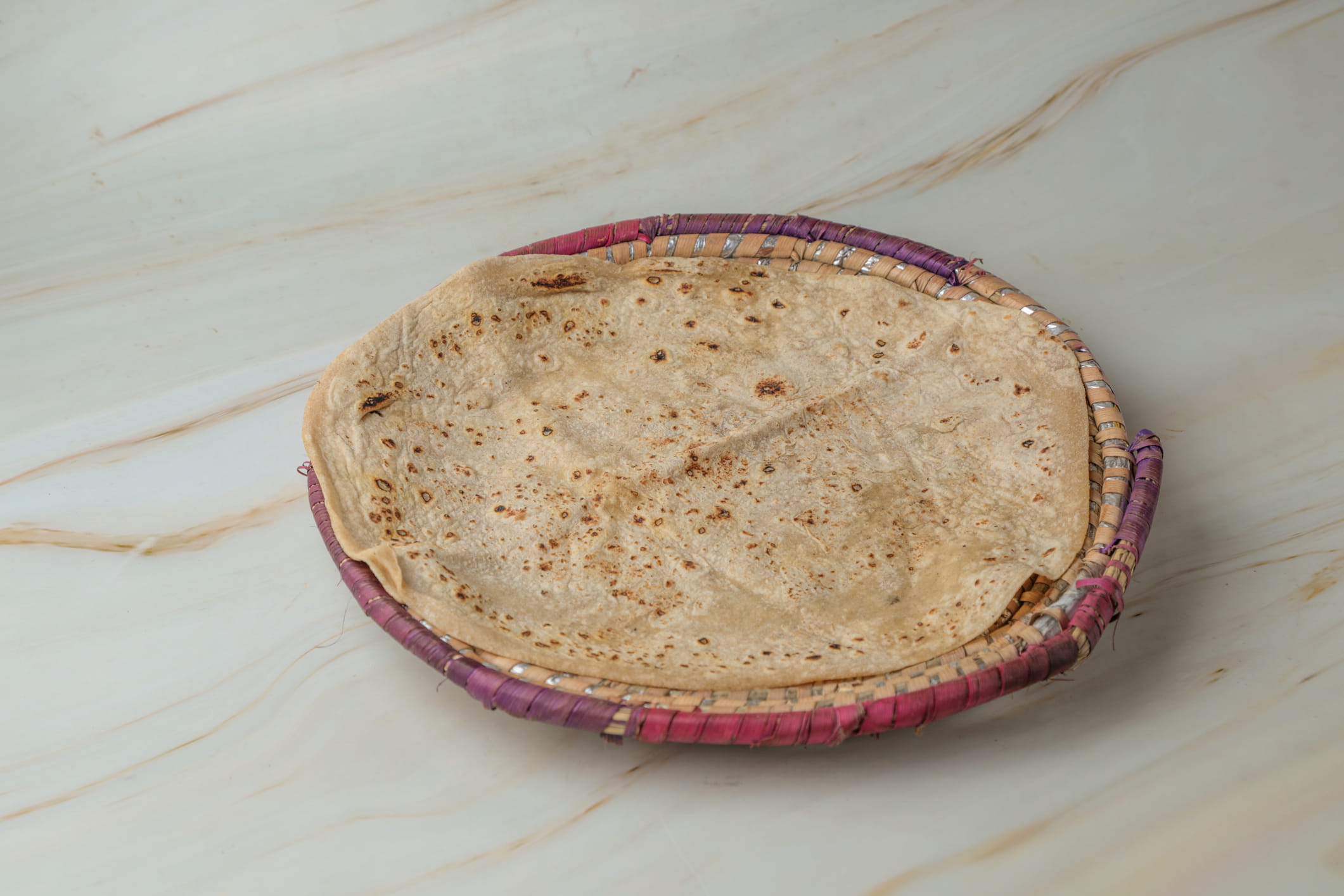 അതുപോലെ എത്ര നേരം വേണമെങ്കിലും ചപ്പാത്തി സോഫ്റ്റായി ഇരിക്കുകയും ചെയ്യും. മിതമായ തീയിൽ ഇടയ്ക്കിടെ തിരിച്ചിട്ട് ചപ്പാത്തി ചുട്ടെടുക്കുക. തീ കുറച്ചിട്ട് കൂടുതൽ നേരം വേവിച്ചാൽ ചപ്പാത്തിയിലെ ഈർപ്പം വറ്റി അത് കട്ടിയാകും. ചുട്ടെടുത്ത ഉടനെ കാറ്റ് കടക്കാത്ത പാത്രത്തിൽ ചപ്പാത്തി അടച്ചു വെക്കുക. ഇതിനിടയിൽ ഒരു ചെറിയ കഷ്ണം ഉരുളക്കിഴങ്ങ് വെക്കുന്നത് ചപ്പാത്തി ഉണങ്ങാതിരിക്കാൻ സഹായിക്കും.  
