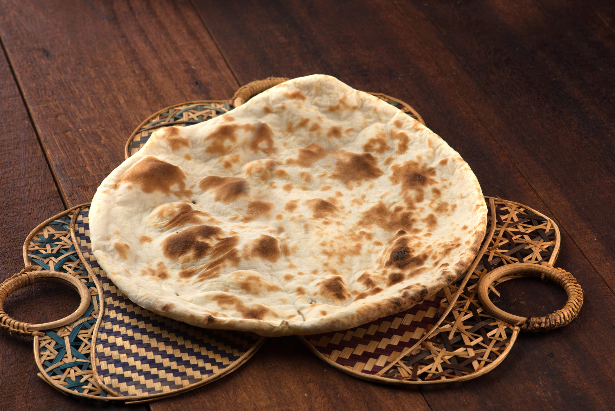 അതുപോലെ തന്നെ ചപ്പാത്തി മാവ് കുഴയ്ക്കുമ്പോൾ കുറച്ച് പാലും ഒരു ടീസ്പൂൺ നെയ്യും ചേർത്താൽ ചപ്പാത്തിയുടെ രുചിയും വർദ്ധിക്കും ഒപ്പം മൃദുത്വവും ഇരട്ടിയാകും. ഇത് ഈർപ്പം നിലനിർത്താൻ സഹായിക്കുന്ന ഒരു മാർ​ഗമാണ്.  മാവ് കുഴച്ച ഉടനെ ചപ്പാത്തി പരത്തരുത്. കുറഞ്ഞത് 20 മുതൽ 30 മിനിറ്റ് വരെ നനഞ്ഞ തുണി കൊണ്ട് മാവ് മൂടി വെക്കുക. ഇങ്ങനെ ചെയ്താൽ പരത്താനും എളുപ്പത്തിൽ സാധിക്കും. 
