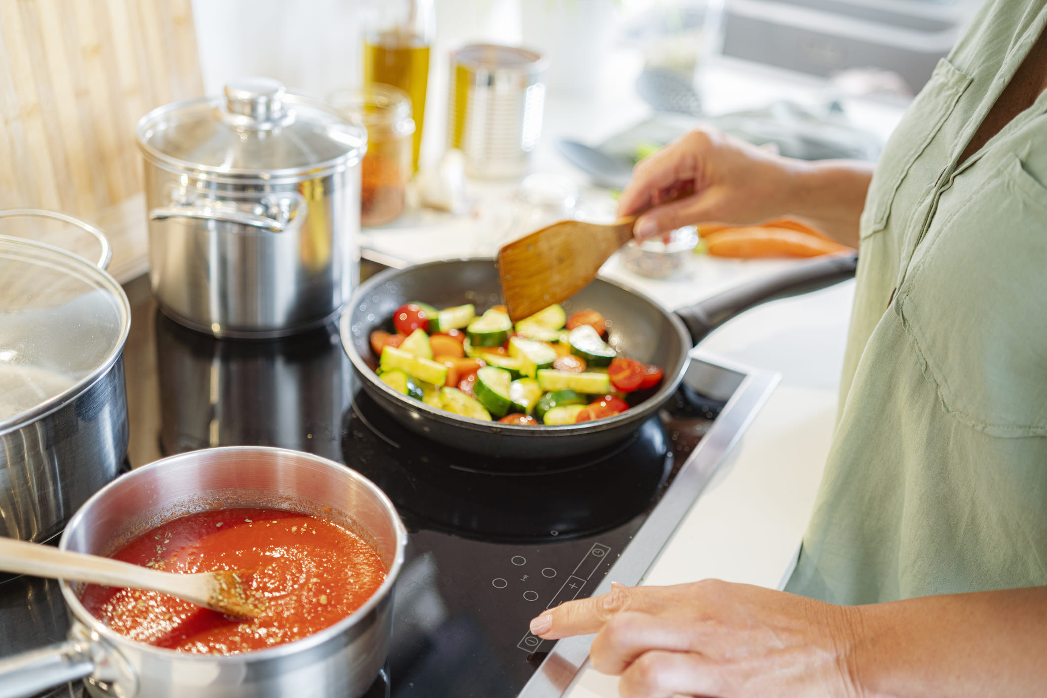 അങ്ങനെയെങ്കിൽ ഇൻഡക്ഷൻ കുക്കറിൽ വളരെ വേഗത്തിൽ പാചകം ചെയ്യാൻ സാധിക്കുന്ന ചില വിഭവങ്ങൾ ഏതെല്ലാമെന്ന് നമുക്ക് പരിചയപ്പെട്ടാലോ. ഉപ്പുമാവ് ഇൻഡക്ഷൻ കുക്കറിൽ വളരെ വേഗത്തിൽ തയ്യാറാക്കാവുന്ന ഒന്നാണ്. ഗ്യാസിനെ അപേക്ഷിച്ച് ഇൻഡക്ഷനിൽ ഉപ്പമാവിനുള്ള വെള്ളം പെട്ടെന്ന് തിളയ്ക്കും എന്നതാണ് ഇതിൻ്റെ പ്രത്യേകത. ആവശ്യത്തിന് അനുസരിച്ച് ചൂട് കുറയ്ക്കാനും കൂട്ടാനും ശ്രദ്ധിക്കണം.