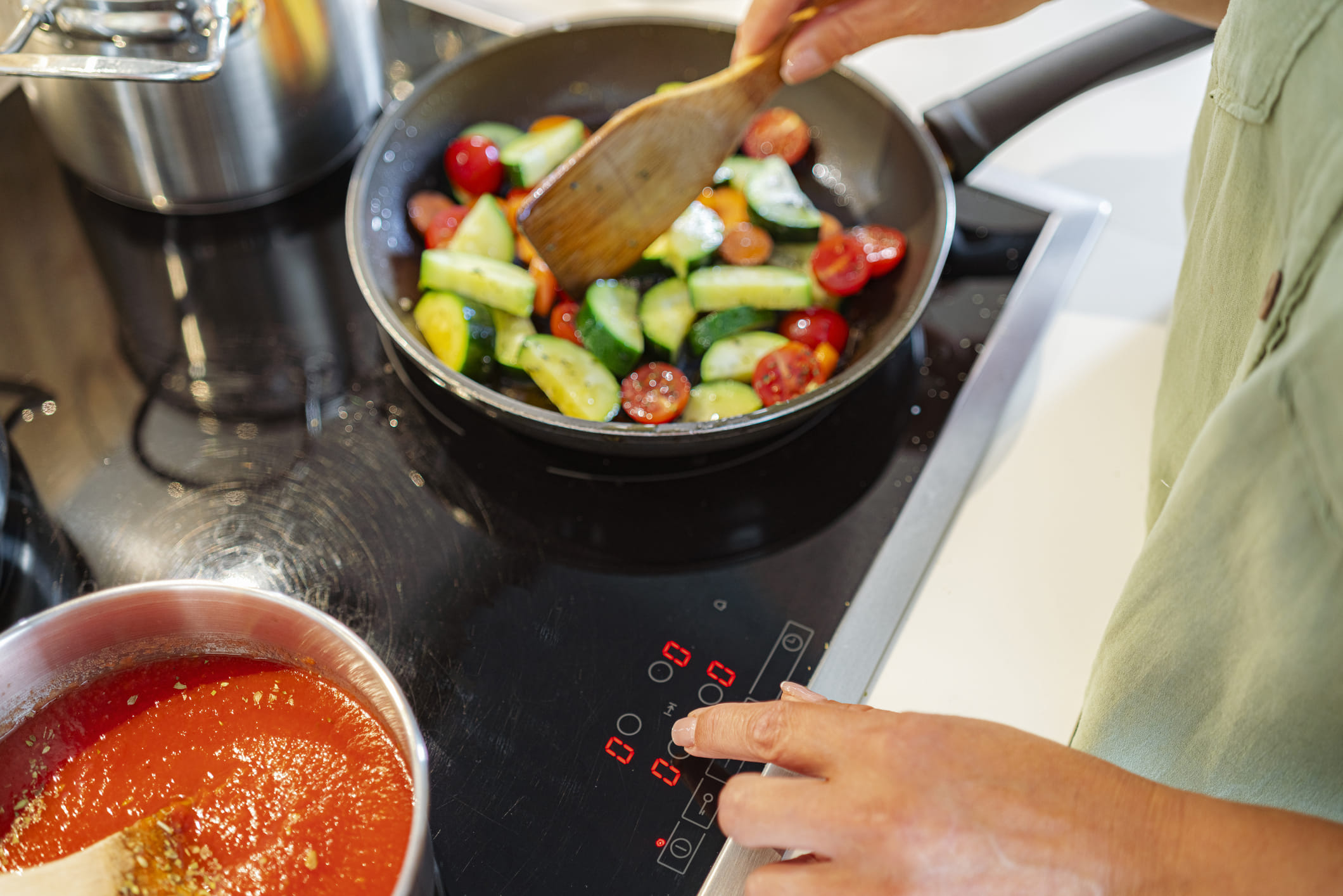 മസാല ഓംലെറ്റ് വളരെ വേഗന്ന് തയ്യാറാക്കാം. കുറച്ച് ചേരുവകൾ മാത്രം ആവശ്യമുള്ളതിനാൽ മിനിറ്റുകൾക്കുള്ളിൽ ഓംലെറ്റ് റെഡിയാകും. പക്ഷേ ഇൻഡക്ഷൻ കുക്കർ ഓൺചെയ്തിട്ട് മുട്ട അടിക്കാനും ഉള്ളിയും പച്ചമുളകും അരിയാനും നിൽക്കരുത്. എല്ലാ സാധനവും അടുത്തടുപ്പിച്ച് വേണം പാചകം തുടങ്ങാൻ. അങ്ങനെയെങ്കിൽ വൈദ്യുതിയും ലാഭിക്കാം.
