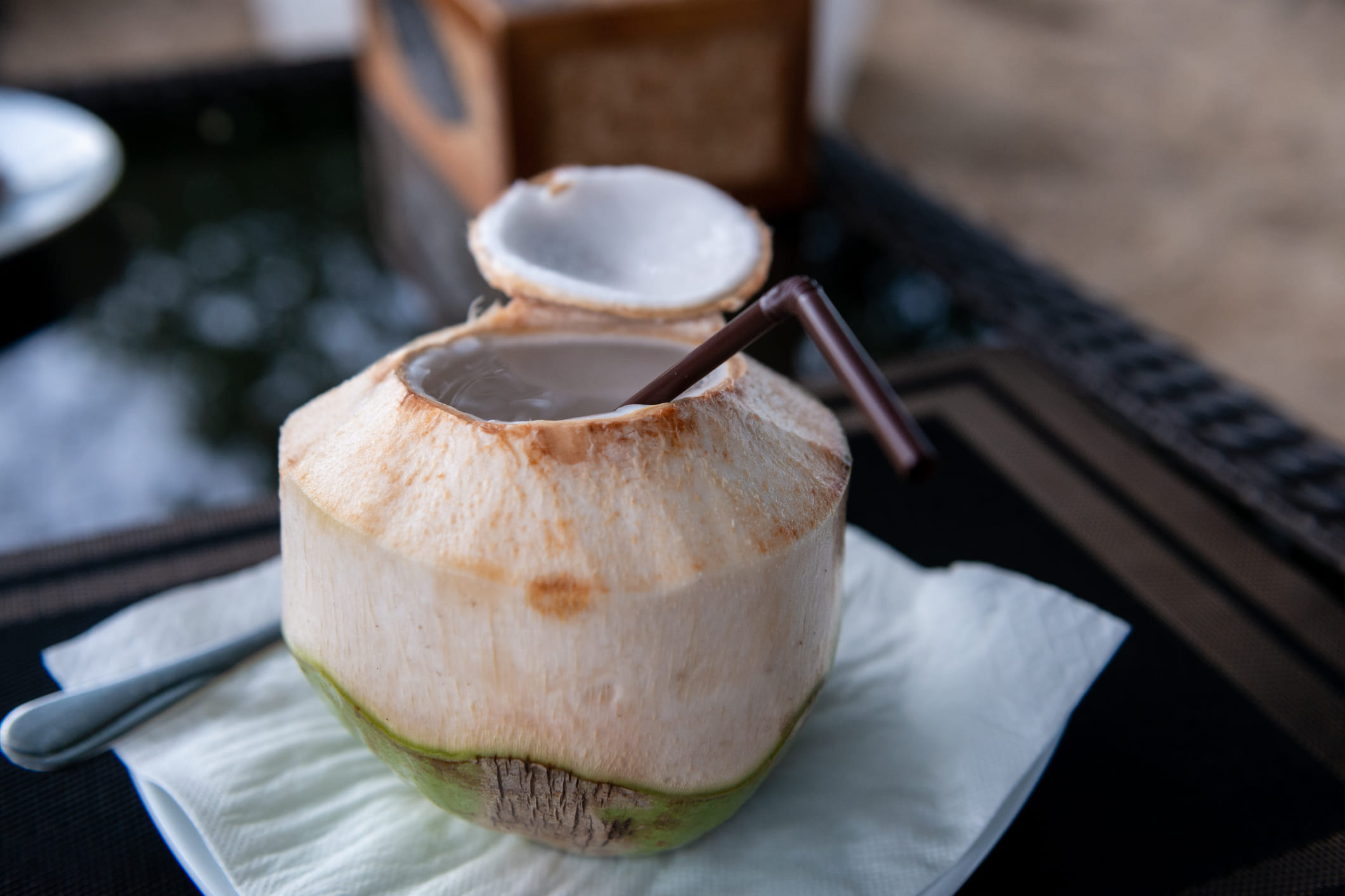 തേങ്ങാവെള്ളം: തേങ്ങാവെള്ളം ഏറ്റവും മികച്ച ഐസോടോണിക് പാനീയങ്ങളിൽ ഒന്നാണ്. പൊട്ടാസ്യം, സോഡിയം, മഗ്നീഷ്യം തുടങ്ങിയ ഇലക്ട്രോലൈറ്റുകളാൽ സമ്പന്നമാണ് നമ്മുടെ തേങ്ങാവെള്ളം. കഠിനമായ വ്യായാമത്തിന് ശേഷം ഉന്മേഷം പകരാൻ ഇത് മികച്ചതാണ്. പ്രകൃതിദത്തമായ പഞ്ചസാര ഉള്ളതിനാൽ ശരീരത്തിന് പെട്ടെന്ന് ഊർജ്ജം ലഭിക്കുകയും ചെയ്യും. അതുപോലെ കലോറി വളരെ കുറവുമാണ്.