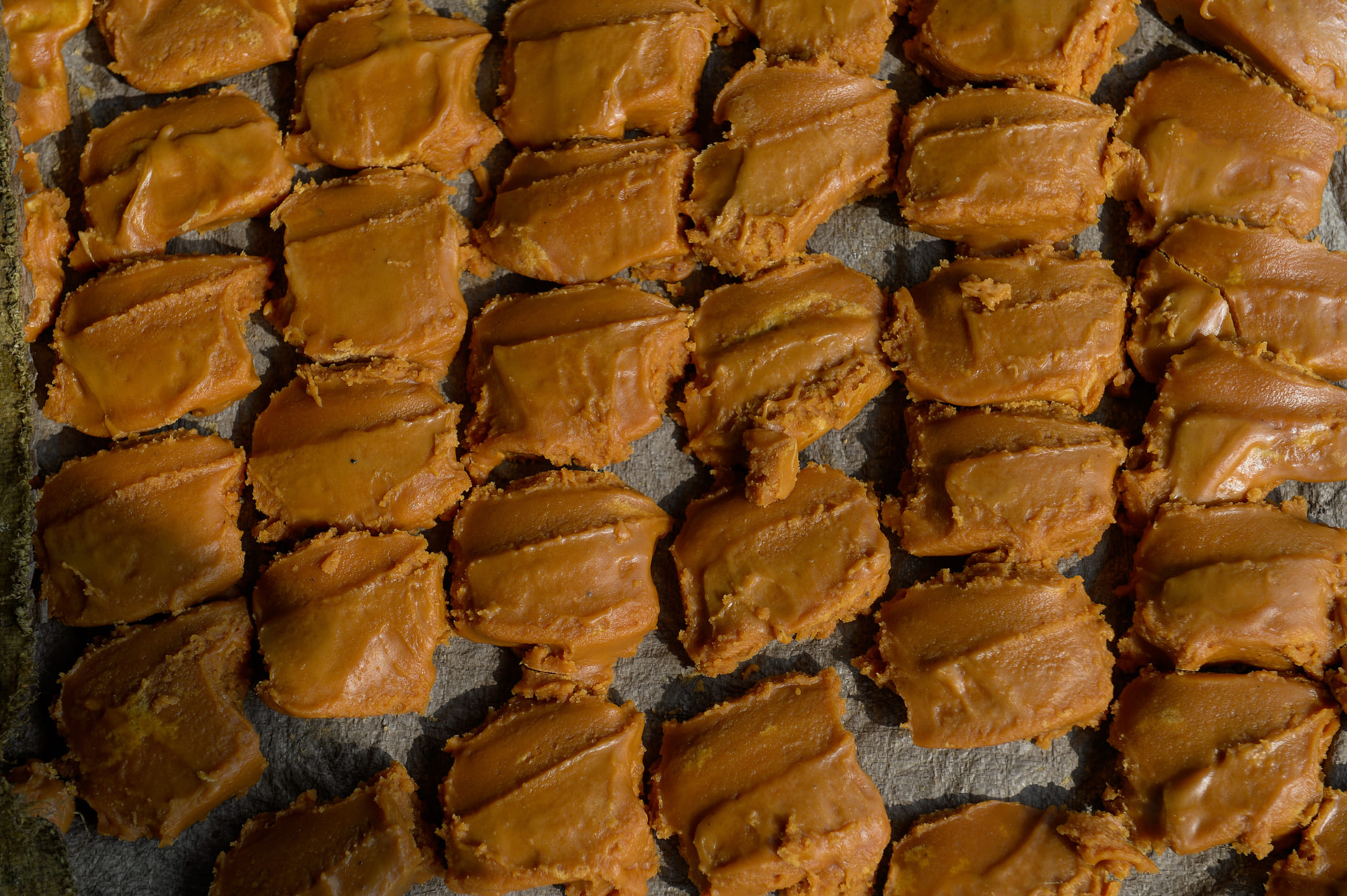 ഒരു കഷണം ശർക്കര കഴിക്കുന്നത് ശരീരത്തിൻ്റെ ആന്തരിക താപനില കുറയ്ക്കാനും സൂര്യാഘാതം പോലുള്ള പ്രശ്നങ്ങളെ പ്രതിരോധിക്കാനും സഹായിക്കുന്നു. ചൂട് കാരണം ശരീരം പെട്ടെന്ന് തളരാൻ സാധ്യതയുണ്ട്. ശർക്കര കഴിച്ചാൽ ദീർഘനേരം ഉന്മേഷം നിലനിർത്താൻ സഹായിക്കുന്നു. അതുപോലെ ഒരു ഗ്ലാസ് ശർക്കര വെള്ളം കുടിച്ചാൽ ക്ഷീണം പെട്ടെന്ന് മാറും.