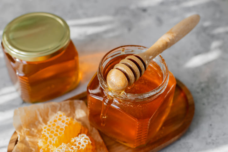 തേൻ കേടാകാനുള്ള മറ്റൊരു പ്രധാന കാരണം ഈർപ്പം തട്ടുന്നതാണ്. നനവുള്ള സ്പൂൺ ഉപയോഗിച്ച് തേൻ എടുക്കാൻ ശ്രമിക്കരുത്. ഉപയോഗത്തിന് ശേഷം കുപ്പിയുടെ അടപ്പ് വായു കടക്കാത്ത രീതിയിൽ അടച്ചു വയ്ക്കണം. നേരിട്ട് സൂര്യപ്രകാശം തട്ടുന്ന സ്ഥലങ്ങളിൽ തേൻ സൂക്ഷിക്കരുത്.