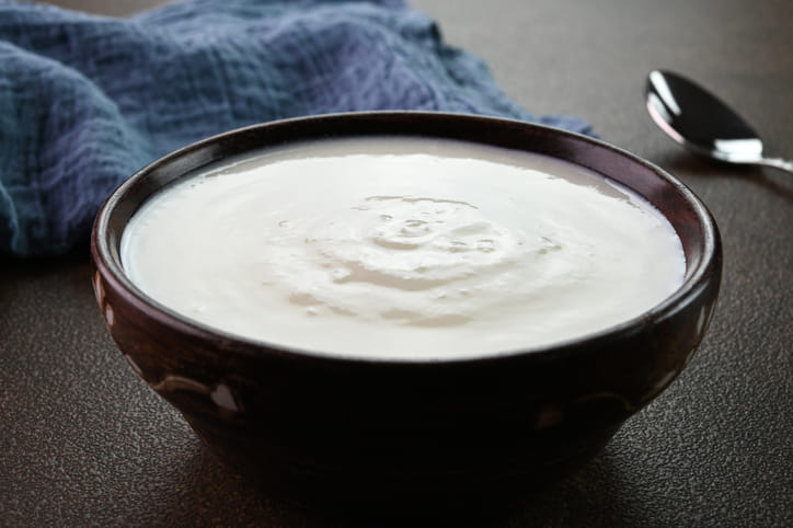 സൈനസൈറ്റിസ് അല്ലെങ്കിൽ നീരിറക്കം പോലുള്ള അവസ്ഥയുള്ളവർ തൈര് ഉപയോഗിക്കുമ്പോൾ ഒന്ന് ശ്രദ്ധിക്കണം. തൈര് തലയോട്ടിക്ക് തണുപ്പ് നൽകുന്നതിനാൽ ഈ അവസ്ഥകൾ വഷളാക്കിയേക്കാം. തൈരിൻ്റെ കൂടെ അല്പം തേനോ, കറിവേപ്പില അരച്ചതോ ചേർക്കുന്നത് മുടിയുടെ കറുപ്പ് നിറം നിലനിർത്താനും നര കുറയ്ക്കാനും സഹായിക്കുന്നു.
