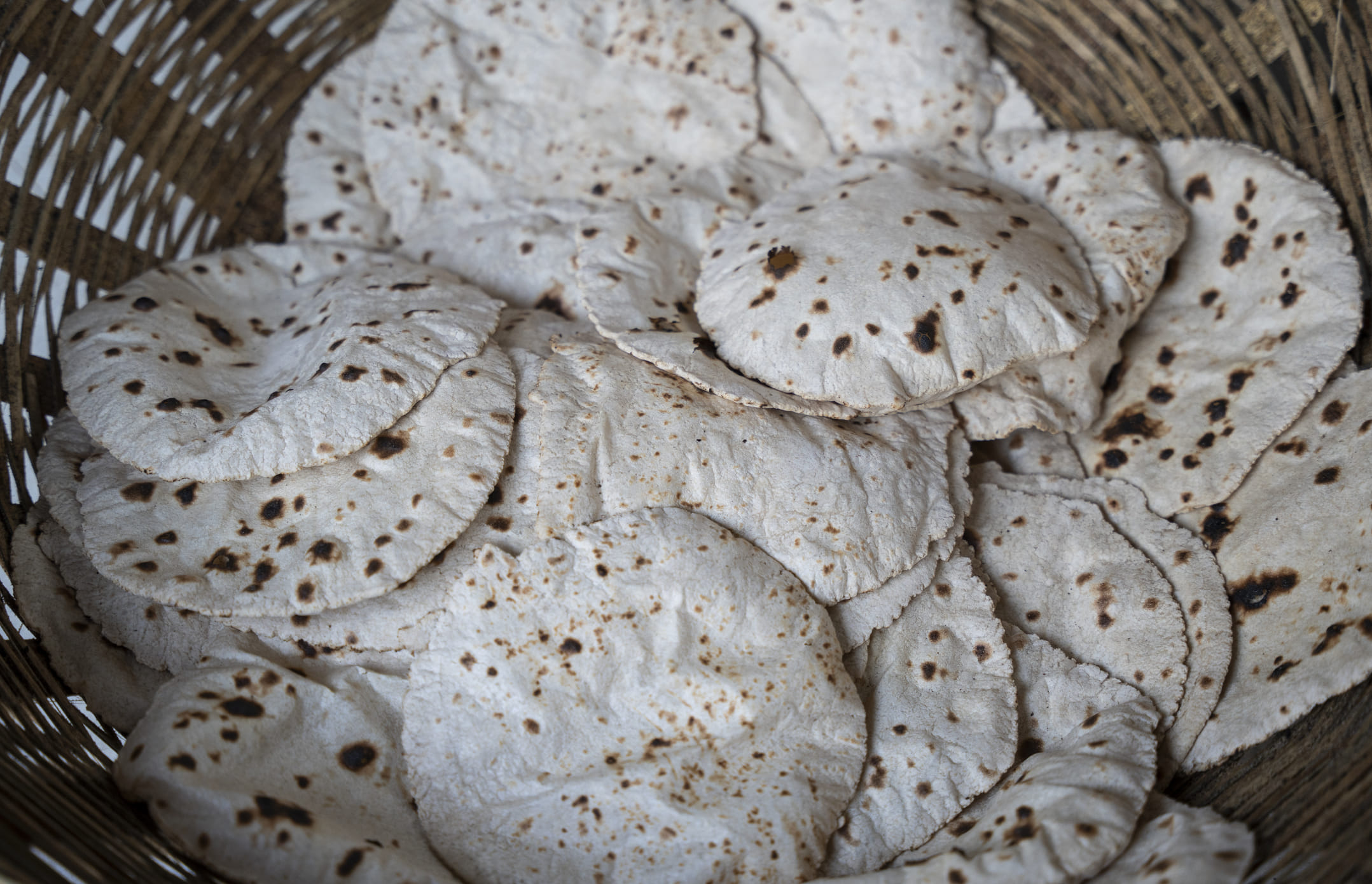 ഇത്തരത്തിൽ ഉണങ്ങിയ ചപ്പാത്തി കഴിക്കാൻ പാടുപെടുന്നവരും ഒഴിവാക്കുന്നവരും നമുക്കിടയിലുണ്ട്. എന്നാൽ ഈ വെല്ലുവിളി മറികടക്കാനും ഒരു ദിവസം മുഴുവൻ ചപ്പാത്തി പഞ്ഞിപോലെ ഇരിക്കാനും സഹായിക്കുന്ന ചില വിദ്യകളുണ്ട്. അത്തരം ചില പൊടികൈകൾ എന്തെല്ലാമെന്ന് നമുക്ക് നോക്കാം.
