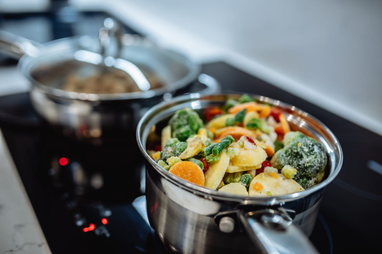 രാജ്യം മുഴുവൻ എൽപിജി ക്ഷാമം രൂക്ഷമായി അനുഭവിച്ചുകൊണ്ടിരിക്കുമ്പോഴും അടുക്കള പുകയ്ക്കാൻ വീട്ടമ്മമാർ ശ്രദ്ധിക്കേണ്ട ചില കാര്യങ്ങളുണ്ട്. ഗ്യാസ് തീർന്നാലും ഈസിയായി ഭക്ഷണം പാകം ചെയ്യാൻ നിരവധി വഴികളുണ്ട്. അതിലൊന്നാണ് ഇൻഡക്ഷൻ സ്റ്റൗ. സമയം ലാഭിക്കാം എന്ന് മാത്രമല്ല, കൃത്യമായ രീതിയിൽ പാചകം ചെയ്താൽ വൈദ്യുതി ബില്ലും നിയന്ത്രിക്കാം. (Image Credits: Getty Images)