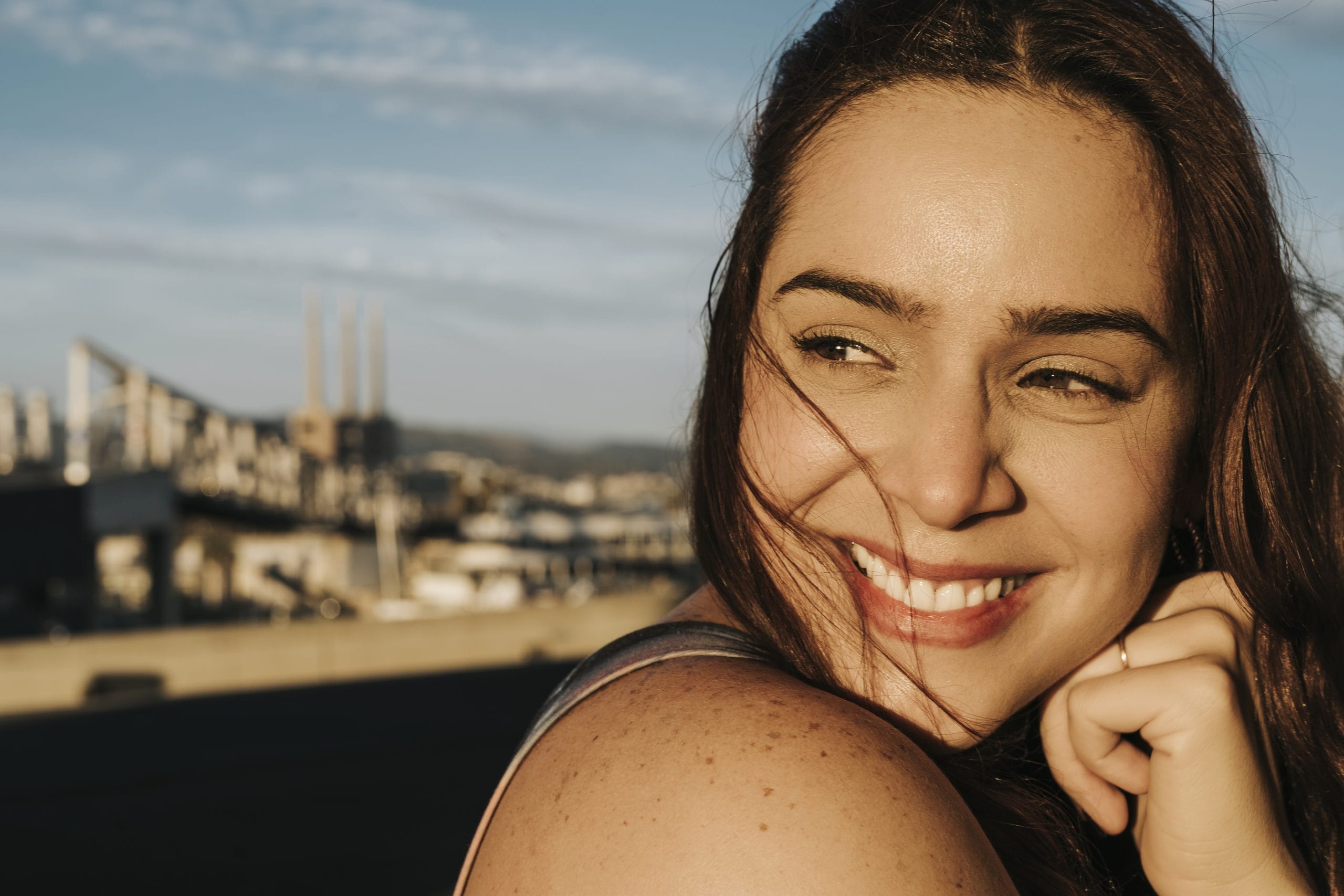 സൺഗ്ലാസുകൾ ധരിക്കുക: വെയിലത്ത് ഇറങ്ങുമ്പോൾ, സൺഗ്ലാസുകൾ ധരിക്കുന്നത് ഉറപ്പാക്കുക. ദോഷകരമായ അൾട്രാവയലറ്റ് രശ്മികളെ തടയുന്ന ഉയർന്ന നിലവാരമുള്ള സൺഗ്ലാസുകൾ തന്നെ തിരഞ്ഞെടുക്കുക. ശക്തമായ സൂര്യപ്രകാശം മൂലമുണ്ടാകുന്ന കേടുപാടുകൾ, വരൾച്ച, പ്രകോപനം എന്നിവയിൽ നിന്ന് നിങ്ങളുടെ കണ്ണുകളെ സംരക്ഷിക്കാൻ ഇത് സഹായിക്കുന്നു. 
