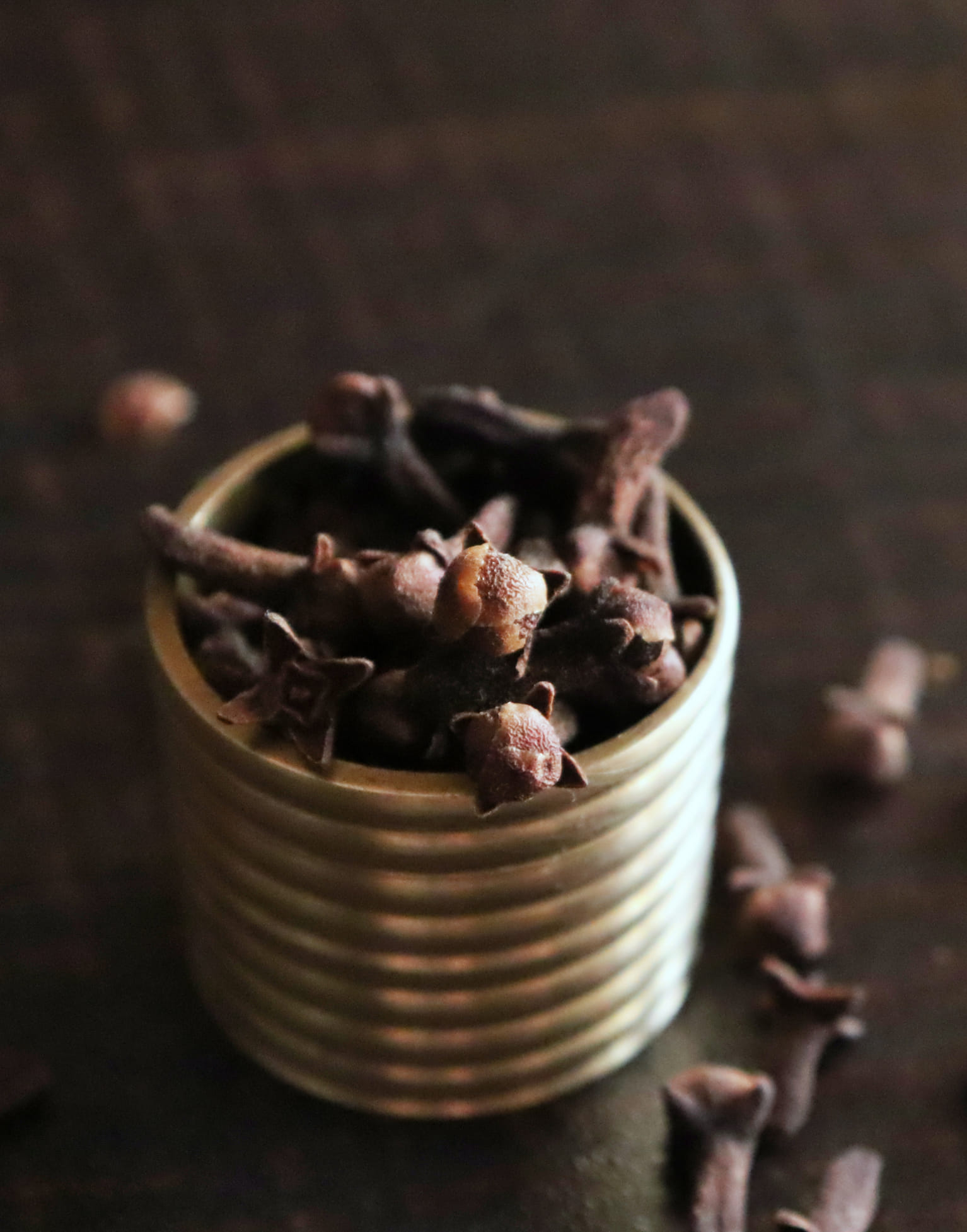 ഉപാപചയ പ്രവർത്തനങ്ങൾ വർദ്ധിപ്പിക്കാൻ സഹായിക്കുന്ന ഘടകങ്ങൾ ഗ്രാമ്പൂ വെള്ളത്തിൽ അടങ്ങിയിട്ടുണ്ട്. ഇത് ശരീരഭാരം നിയന്ത്രിക്കാൻ സഹായിക്കുന്നു. കൂടാതെ രക്തത്തിലെ പഞ്ചസാരയുടെ അളവ് നിയന്ത്രിക്കാനും ഗ്രാമ്പൂ വെള്ളം സഹായിക്കുമെന്ന് പഠനങ്ങൾ പറയുന്നു. കുറഞ്ഞ ചിലവിൽ ആരോഗ്യകരമായ ഭാരം നിലനിർത്താൻ ആഗ്രഹിക്കുന്നവർക്ക് ഇത് ഗുണം ചെയ്യും.