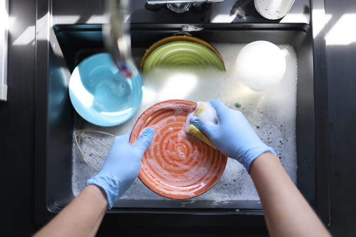 പാത്രങ്ങൾ വെട്ടിത്തിളങ്ങാൻ വീട്ടമ്മമാർ സ്ഥിരമായി ഉപയോ​ഗിക്കുന്നതാണ് ഡിഷ് വാഷ് ലിക്വിഡുകൾ. എന്നാൽ ഇത് ശരിക്കും നമ്മുടെ ആരോ​ഗ്യത്തിന് നല്ലതാണോ. ശരിയായി കഴുകിക്കളഞ്ഞില്ലെങ്കിൽ ആഹാരത്തോടൊപ്പം നമ്മുടെ ശരീരത്തിലെത്തുന്നത് മാരകമായ വിഷവസ്തുക്കളാണെന്ന് ഓർക്കണം. (Image Credits: Getty Images)
