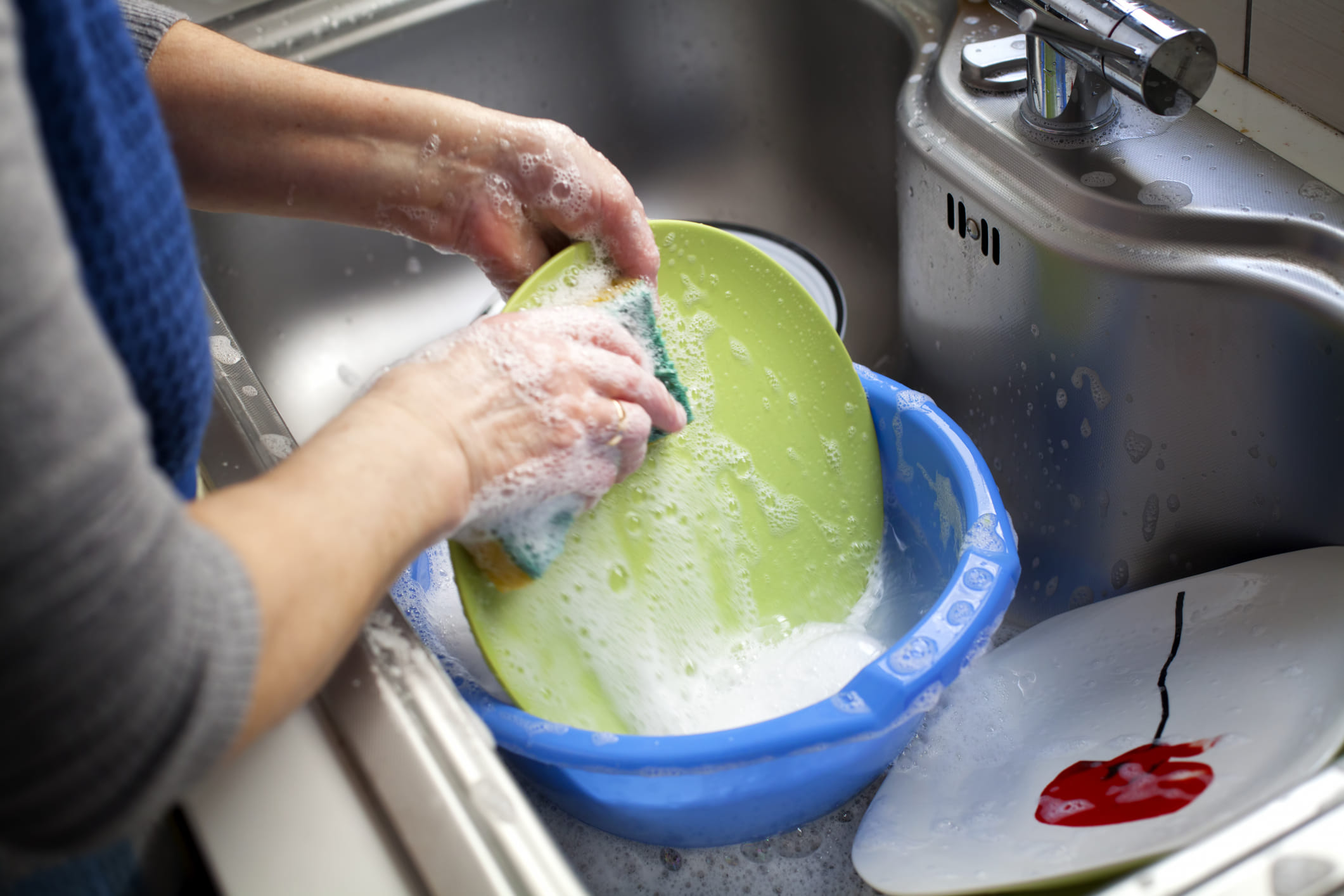 പാത്രത്തിൽ നേരിട്ട് ലിക്വിഡ് ഒഴിക്കരുത്. പകരം ഒരു കപ്പ് വെള്ളത്തിൽ കുറച്ച് തുള്ളികൾ മാത്രം ചേർത്ത് നേർപ്പിച്ചു ഉപയോഗിക്കുന്നതാണ് സുരക്ഷിതം. സോപ്പിന്റെ അംശം പൂർണ്ണമായും പോയെന്ന് ഉറപ്പാക്കാൻ നന്നായി ശുദ്ധജലത്തിൽ ‍കഴുകുക. ബാക്ടീരിയകളും സോപ്പും തങ്ങിനിൽക്കാൻ സാധ്യതയുള്ളതിനാൽ സ്ക്രബ്ബറുകൾ ഇടയ്ക്കിടെ മാറ്റുന്നത് നല്ലതാണ്. അവ വൃത്തിയായി കഴുകി വയ്ക്കുകയും വേണം. 
