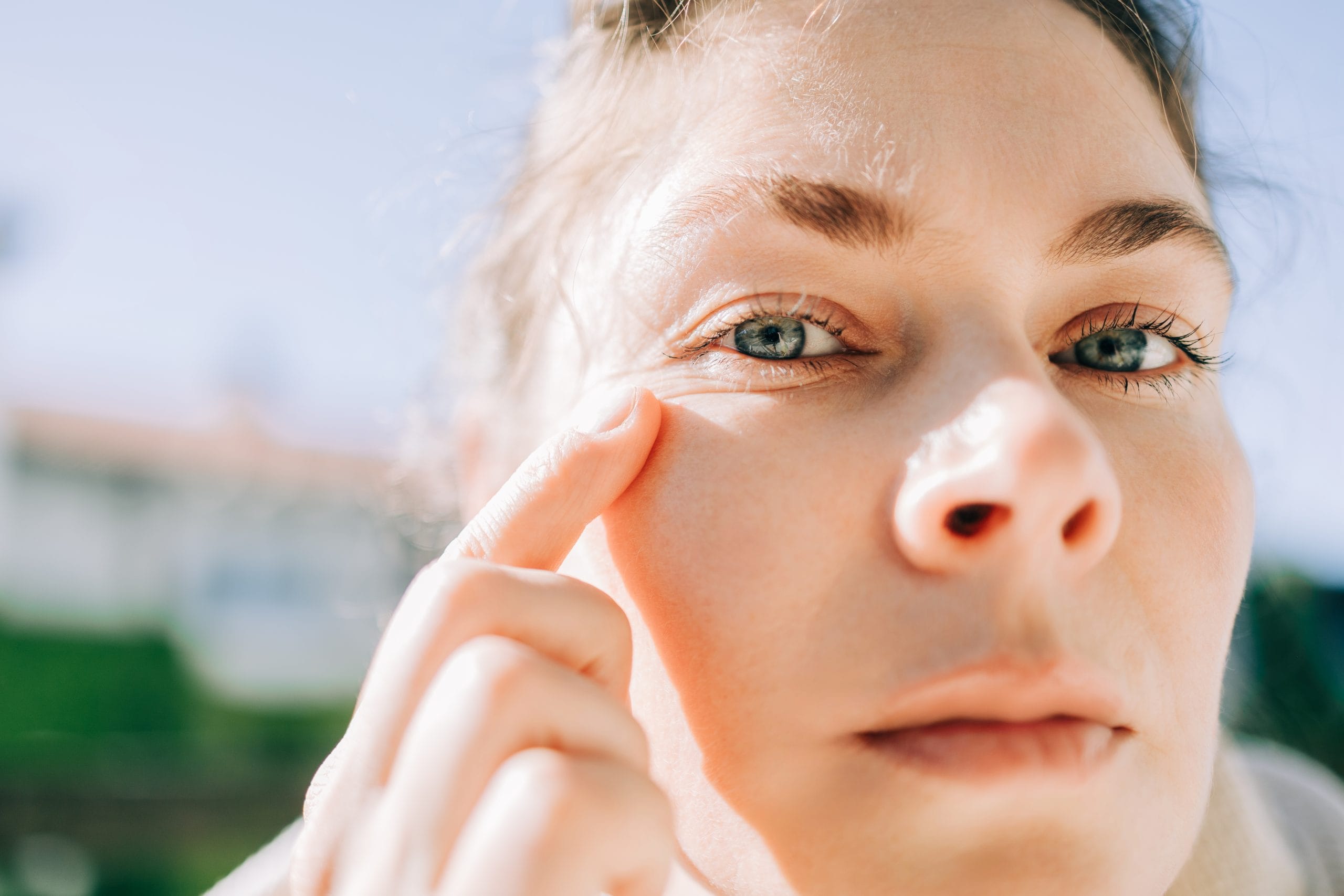 കണ്ണുകൾ തിരുമ്മരുത്: പൊടിയും വിയർപ്പും കണ്ണിന് ചൊറിച്ചിലും അസ്വസ്ഥതയും ഉണ്ടാക്കുന്നു. ഇതുമൂലം അവ തിരുമ്മുന്നത് പ്രശ്നം കൂടുതൽ വഷളാക്കുകയും അണുബാധയിലേക്ക് നയിക്കുകയും ചെയ്യും. കൂടാതെ കണ്ണ് തിരുമ്മുന്നത് കണ്ണിനുള്ളിലെ നേർത്ത പാളികൾക്ക് കേടുപാടുകൾ സംഭവിക്കാൻ കാരണമാകുകയും ചെയ്യുന്നു. പകരം, പ്രകോപനം ഉണ്ടായാൽ ശുദ്ധജലം ഉപയോഗിച്ച് കണ്ണുകൾ സൗമ്യമായി കഴുകുക.
