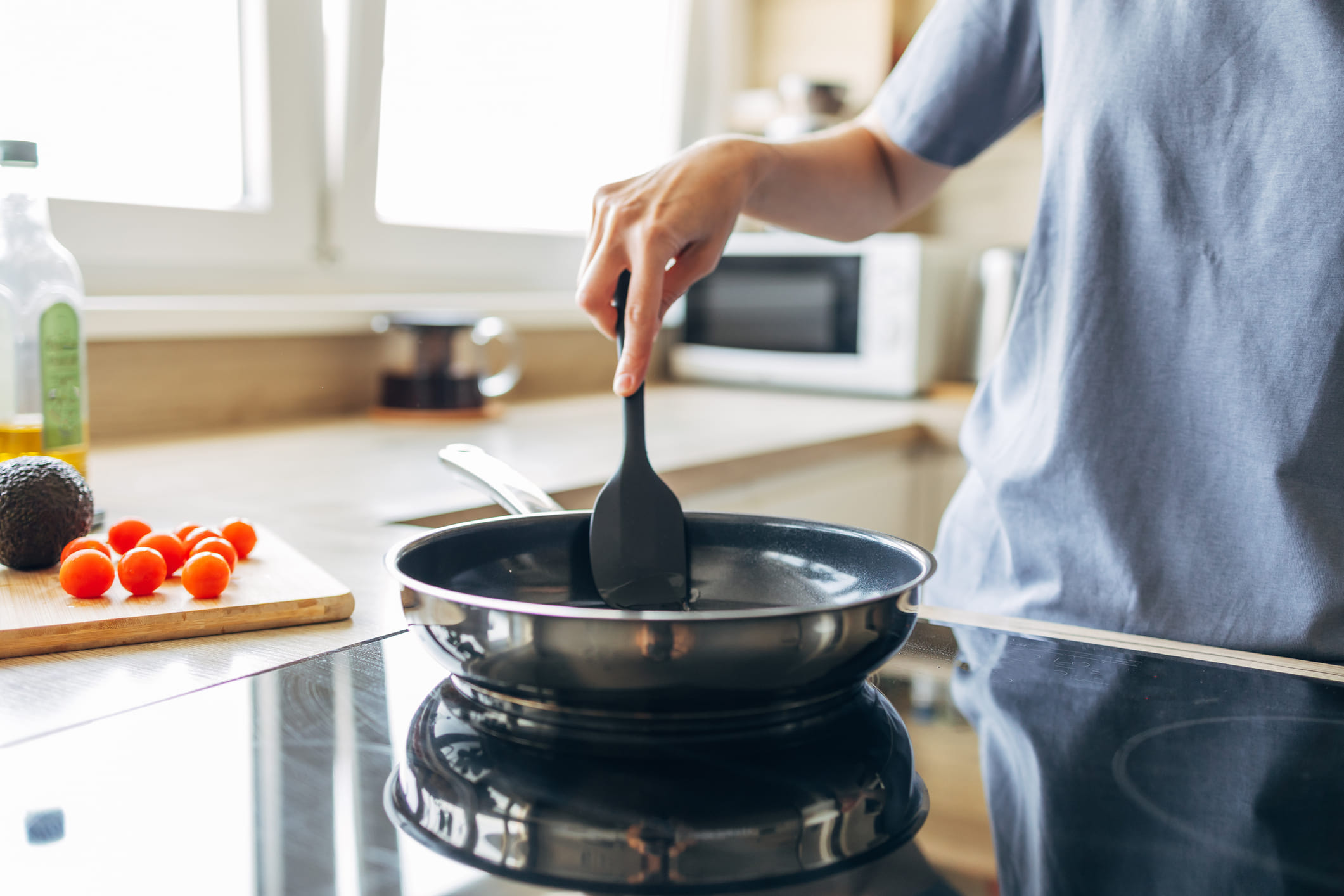 പലരും കറൻ്റ് ബില്ല് കൂടുമെന്ന പേടി കാരണമാണ് ഇൻഡക്ഷൻ അടുപ്പ് ഉപയോഗിക്കാൻ മടിക്കുന്നത്. എന്നാൽ ശരിയായ രീതിയിൽ ഉപയോഗിച്ചാൽ ഗ്യാസിനേക്കാൾ ലാഭത്തിൽ ഇൻഡക്ഷനിൽ പാചകം ചെയ്യാനാകും. കറന്റ് കറൻ്റ് കൂടാതെ ഇൻഡക്ഷൻ കുക്കർ ഉപയോഗിക്കാനുള്ള ചില പൊടികൈകൾ നമുക്ക് നോക്കാം.
