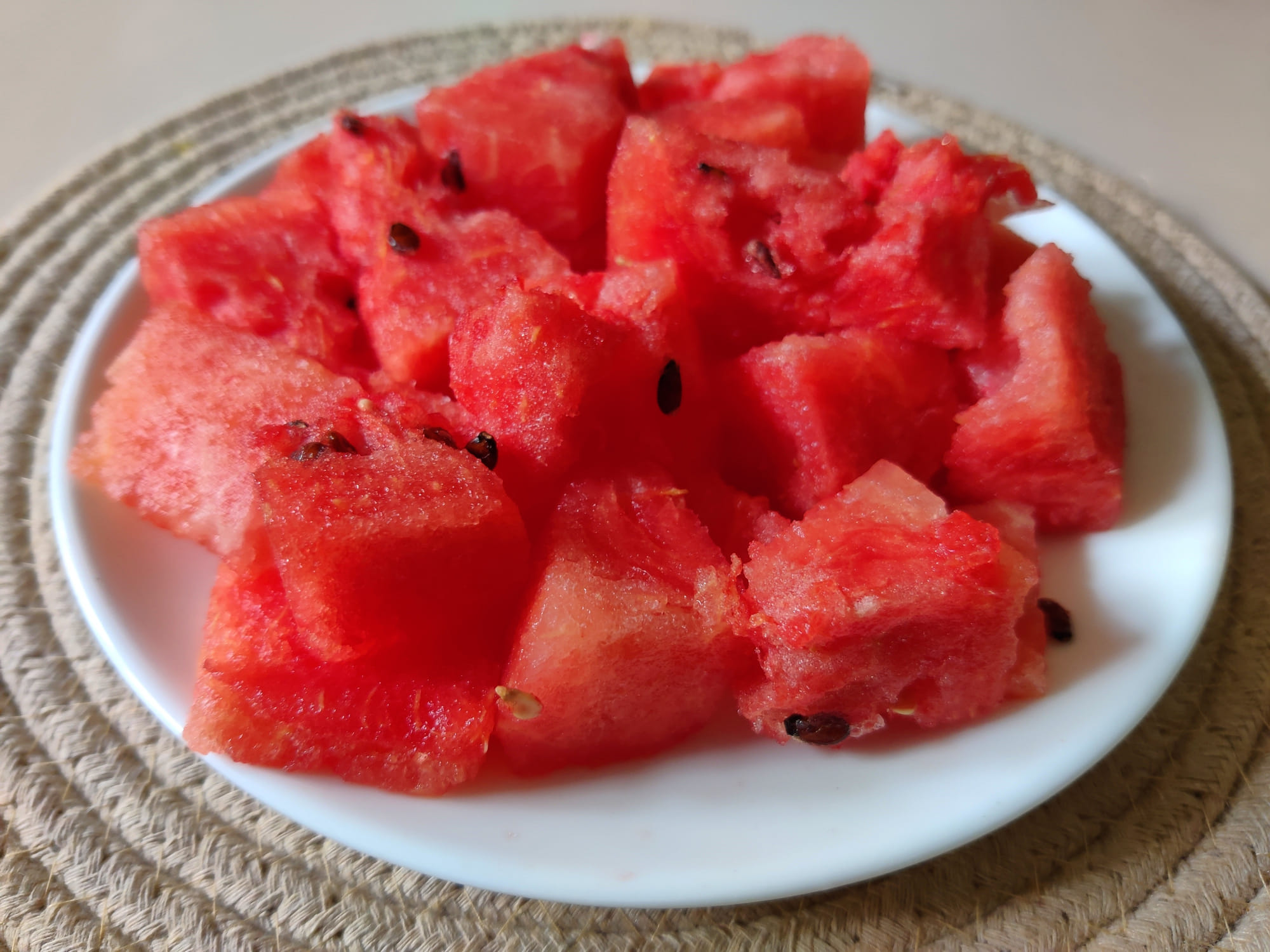 തണ്ണിമത്തൻ: വേനൽകാലത്ത് വിപണിയിൽ ഏറ്റവും കൂടുതൽ ലഭിക്കുന്ന ഒന്നാണ് തണ്ണിമത്തൻ. ഇത് ധൈര്യമായി കുട്ടികൾക്ക് കൊടുക്കാം. കാരണം ശരീരത്തിലെ ചൂട് പെട്ടെന്ന് കുറയ്ക്കാനും വിയർപ്പിലൂടെ നഷ്ടമാകുന്ന ഇലക്ട്രോലൈറ്റുകൾ നൽകാനും സഹായിക്കുന്നു. കഷ്ണങ്ങളായോ അല്ലെങ്കിൽ പഞ്ചസാര ചേർക്കാത്ത ഫ്രഷ് ജ്യൂസായോ കുടിക്കുന്നതാണ് ഏറ്റവും ഉചിതം.