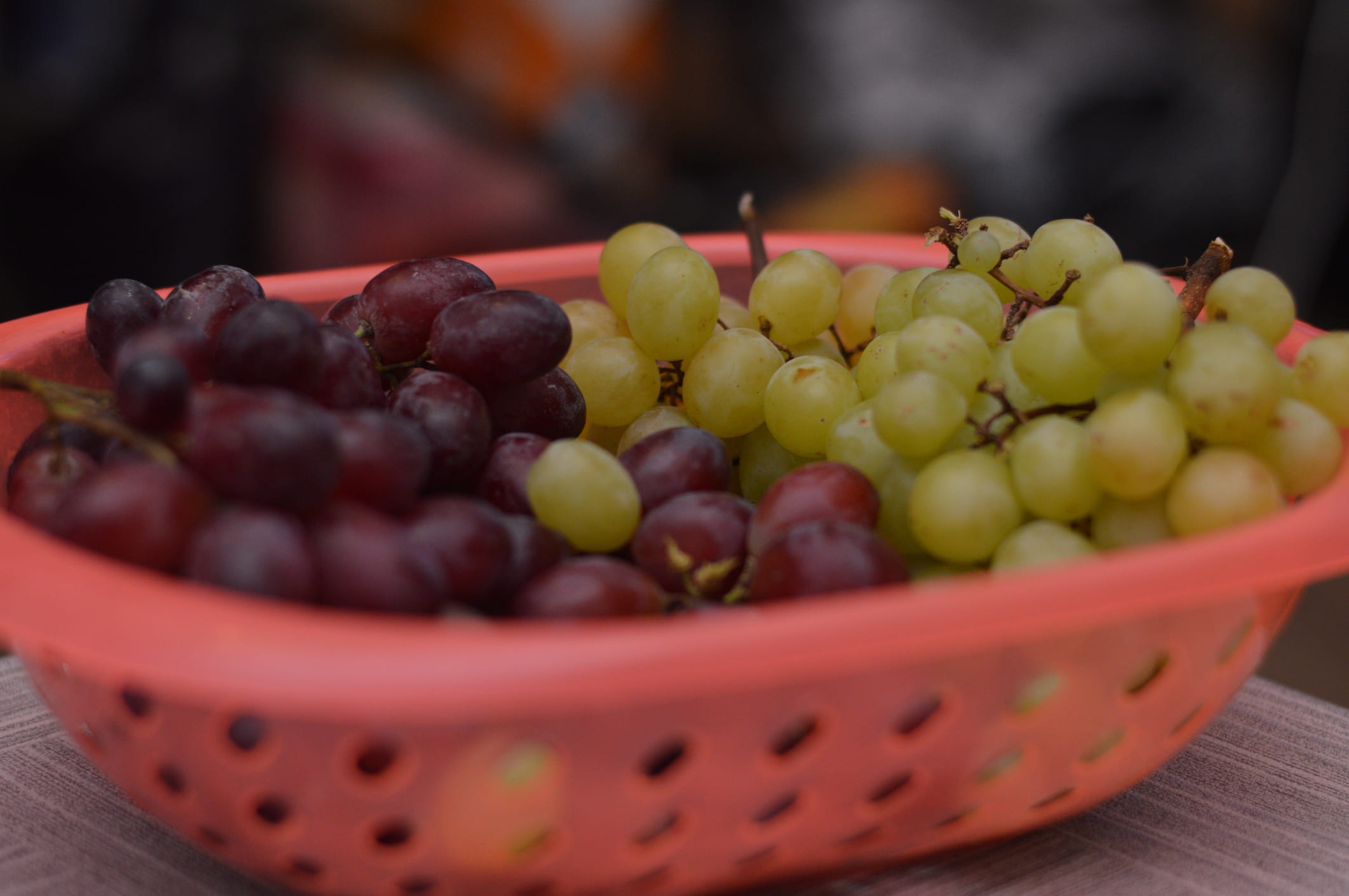 പഴങ്ങളും പച്ചക്കറികളും വാങ്ങിയാൽ കഴുകാതെ ഉപയോഗിക്കാനാകില്ല. കാരണം ഇവയിലെല്ലാം മാരകമായ കീടനാശിനികൾ തളിച്ചാണ് വിപണിയിലെത്തുന്നത്. വേനലായതിനാൽ പഴങ്ങളുടെ വില്പനയിൽ വൻ വർദ്ധനവാണ് ഉണ്ടാകുന്നത്. ഓറഞ്ച്, മുന്തിരി, ആപ്പിൾ, തണ്ണിമത്തൻ തുടങ്ങിയവയാണ് താരങ്ങൾ. എന്നാൽ പഴങ്ങൾ വാങ്ങിയ ശേഷം നിങ്ങൾ അത് ശരിയായ രീതിയിലാണോ വൃത്തിയാക്കുന്നത്. (Image Credits: Getty Images)