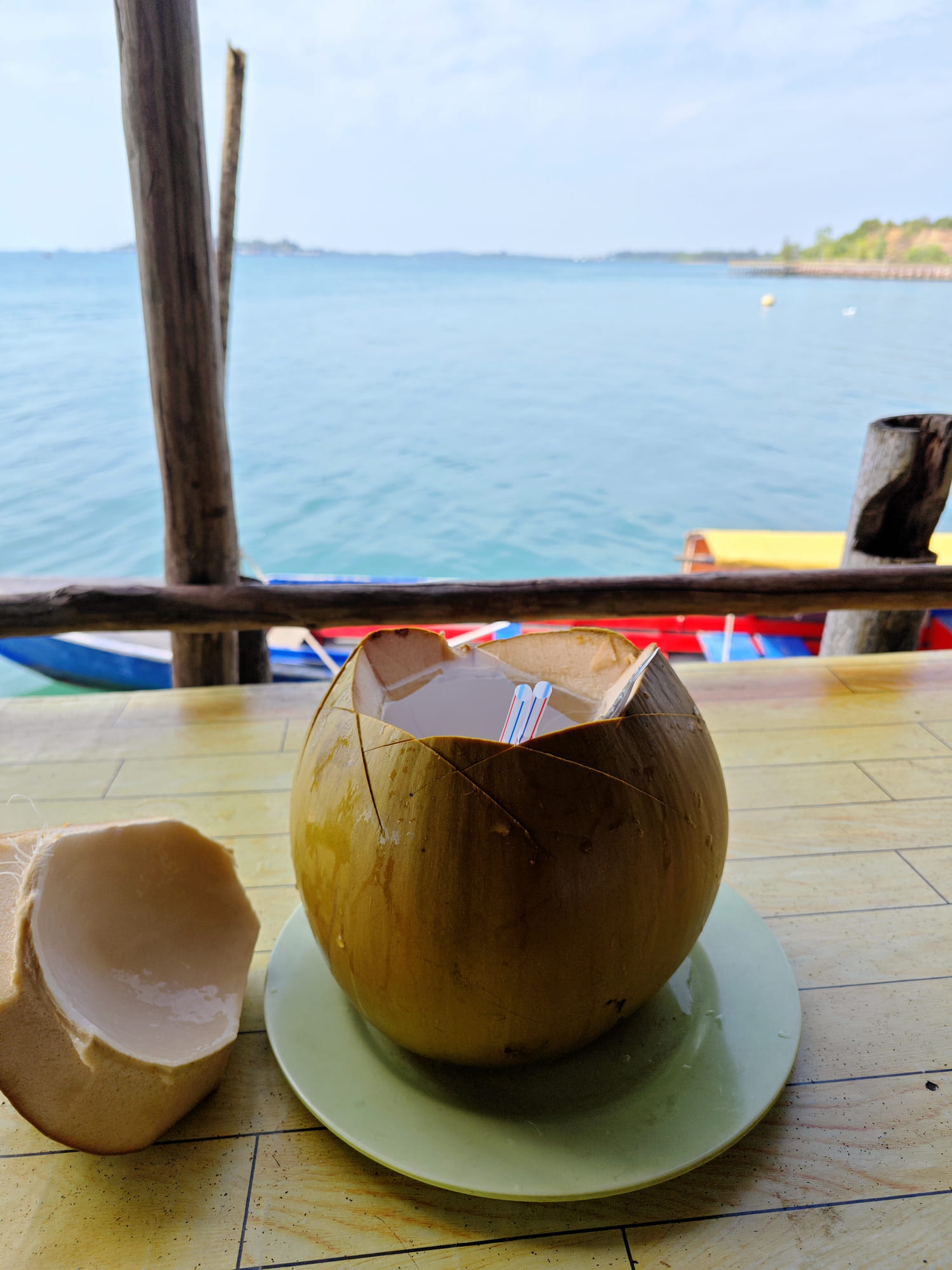 വേനൽക്കാലത്ത് വെളിച്ചെണ്ണയും തേങ്ങാവെള്ളവും ഒന്നിച്ച് ഉപയോഗിക്കുന്നതും നല്ലതാണ്. വെളിച്ചെണ്ണയും അല്പം തേങ്ങാവെള്ളവും കലർത്തി തലയോട്ടിയിൽ തേച്ചുപിടിപ്പി ഷാംപൂ ഉപയോഗിച്ച് കഴുകി കളയാം. അല്ലെങ്കിൽ മുടിയിൽ എണ്ണതേച്ച് കുളിച്ച ശേഷം തേങ്ങാവെള്ളം ഉപയോഗിച്ച് മുടി കഴുകിയെടുക്കാം. ഒരു സ്പ്രേ ബോട്ടിലിൽ തേങ്ങാവെള്ളം നിറച്ച് സൂക്ഷിച്ച് ഇടയ്ക്ക് തലയിൽ സ്പ്രേ ചെയ്ത് കൊടുക്കുന്നതും നല്ലതാണ്.