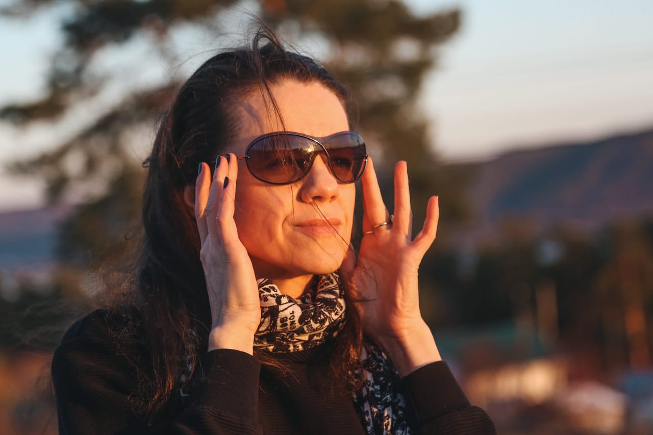 രാജ്യമൊട്ടാകെ വേനൽ ചൂടിൽ വെന്തുരുകുകയാണ്. അമിതമായ പൊടി, ചൂട്, ശക്തമായ സൂര്യപ്രകാശം എന്നിവ ശരീരത്തിൻ്റെ ഓരോ അവയവങ്ങളെയും കാര്യമായി ബാധിക്കുന്നുണ്ട്. അതിൽ ഏറ്റവും പ്രധാനപ്പെട്ടതാണ് കണ്ണ്. ചൂട് കാലത്ത് കണ്ണുകൾക്ക് പ്രകോപനം രൂക്ഷമാവുകയും ശരിയായി കൈകാര്യം ചെയ്തില്ലെങ്കിൽ കാഴ്ചയെ തകരാറിലാക്കുകയും ചെയ്യും. (Image Credits: Getty Images)
