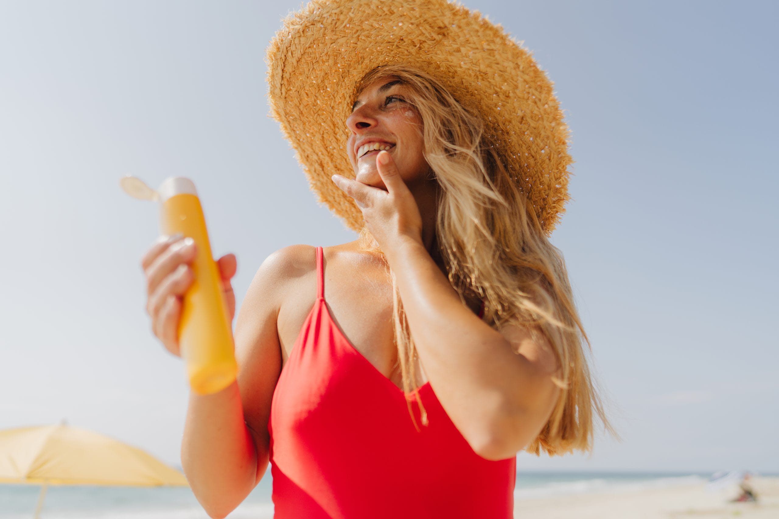 മുഖത്തും കഴുത്തിലും പുരട്ടാൻ ചുരുങ്ങിയത് രണ്ട് വിരൽ അളവിലെങ്കിലും സൺസ്‌ക്രീൻ ഉപയോഗിക്കണം. ഒരിക്കൽ പുരട്ടിയാൽ ദിവസം മുഴുവൻ അത് നിൽക്കു എന്ന ചിന്ത ആദ്യം ഒഴിവാക്കുക. ഓരോ 2-3 മണിക്കൂർ കൂടുമ്പോഴും ഇത് വീണ്ടും പുരട്ടേണ്ടത് അത്യാവശ്യമാണ്. എന്നാൽ സൺസ്ക്രീൻ കൊണ്ട് മാത്രം തീരുന്നതല്ല വേനൽക്കാലത്തെ ചർമ്മസംരക്ഷണം. അതിനുമപ്പുറം ഒരുപാട് കാര്യങ്ങളുണ്ട്.
