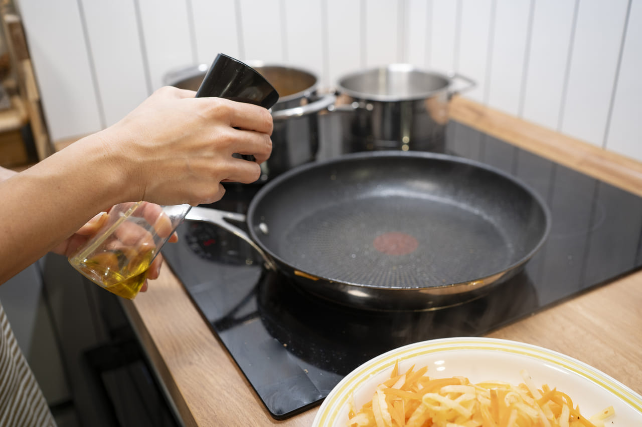 രാജ്യത്ത് നിലവിൽ എൽപിജി സിലണ്ടറുകൾക്ക് രൂക്ഷമായ ക്ഷാമമാണ് നേരിട്ടുകൊണ്ടിരിക്കുന്നത്. എന്നാൽ ഈ ക്ഷാമത്തെ എങ്ങനെ മറികടക്കാമെന്നാണ് ഈ സാഹചര്യത്തിൽ നമ്മൾ ശ്രദ്ധിക്കേണ്ടത്. ഗ്യാസ് സിലിണ്ടർ തീരുന്നത് വീട്ടമ്മമാരെ സംബന്ധിച്ച് വലിയൊരു തലവേദനയാണ്.  എന്നാൽ എൽപിജിക്ക് പകരക്കാരനായി ഇൻഡക്ഷൻ കുക്കർ അടുക്കളയിൽ ഉണ്ടെങ്കിൽ തീരെ ടെൻഷൻ അടിക്കേണ്ട കാര്യമില്ല. (Image credits: Getty Images)
