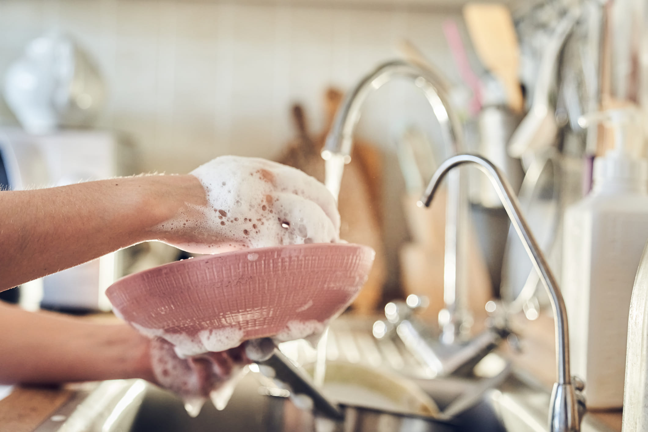 പാത്രങ്ങളിലെ എണ്ണമയവും അഴുക്കും കളയാൻ ഡിഷ് വാഷ് ലിക്വിഡുകൾ നല്ലതാണ്. ഇതിൽ സർഫക്റ്റന്റുകൾ എന്ന രാസവസ്തുക്കളാണ് കൂടുതലായും അടങ്ങിയിരിക്കുന്നത്. നമ്മൾ എത്രത്തവണ പാത്രങ്ങൾ വെള്ളത്തിൽ കഴുകിയാലും ഇവ പൂർണ്ണമായും നീക്കം ചെയ്യാൻ കഴിഞ്ഞെന്നുവരില്ല. പാത്രങ്ങളുടെ ഉപരിതലത്തിൽ  സോപ്പിൻ്റെ നേർത്ത പാളികൾ അവശേഷിക്കാൻ സാധ്യതയുണ്ട്.
